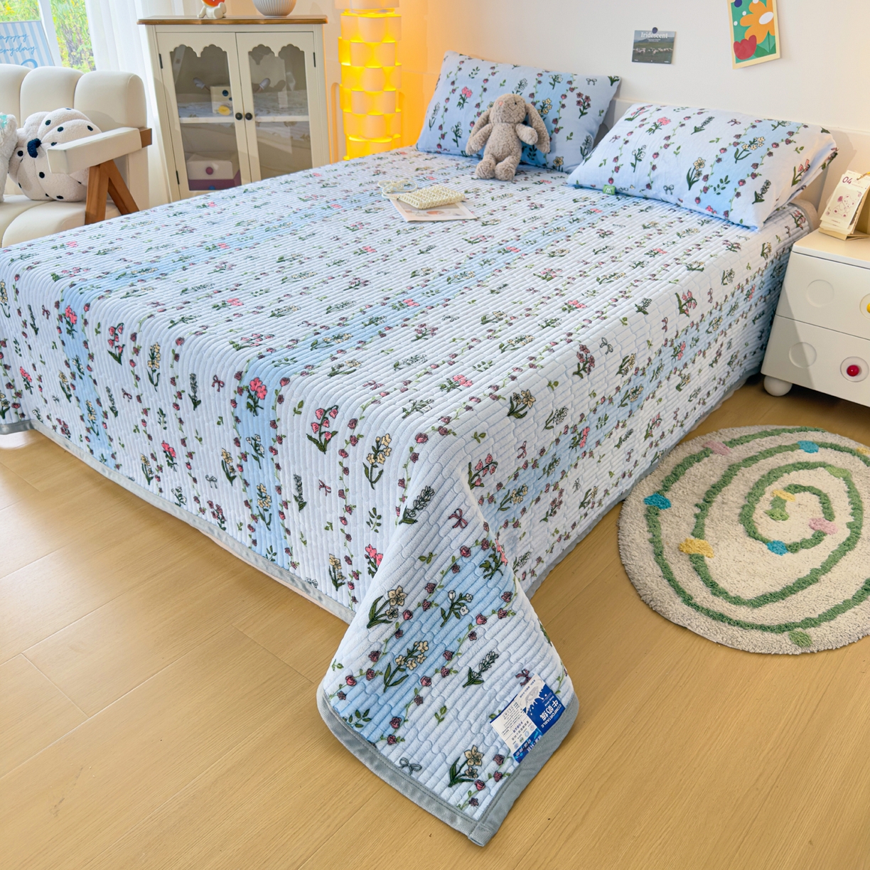 91家纺网 家纺一手货源 找家纺 棉乐町家居 2025新款高克重牛奶绒夹棉印花床盖 花开盛世