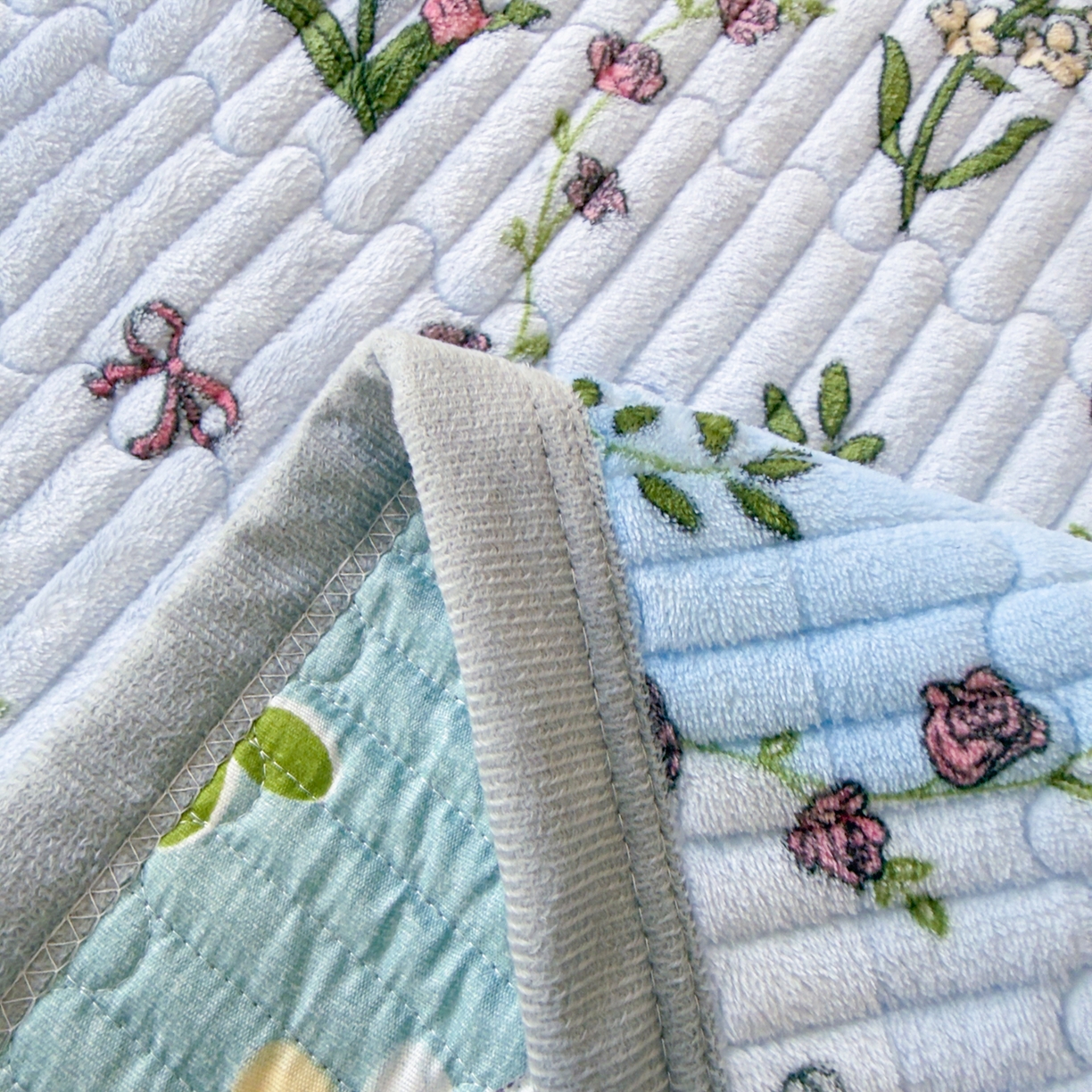 91家纺网 家纺一手货源 找家纺 棉乐町家居 2025新款高克重牛奶绒夹棉印花床盖 花开盛世