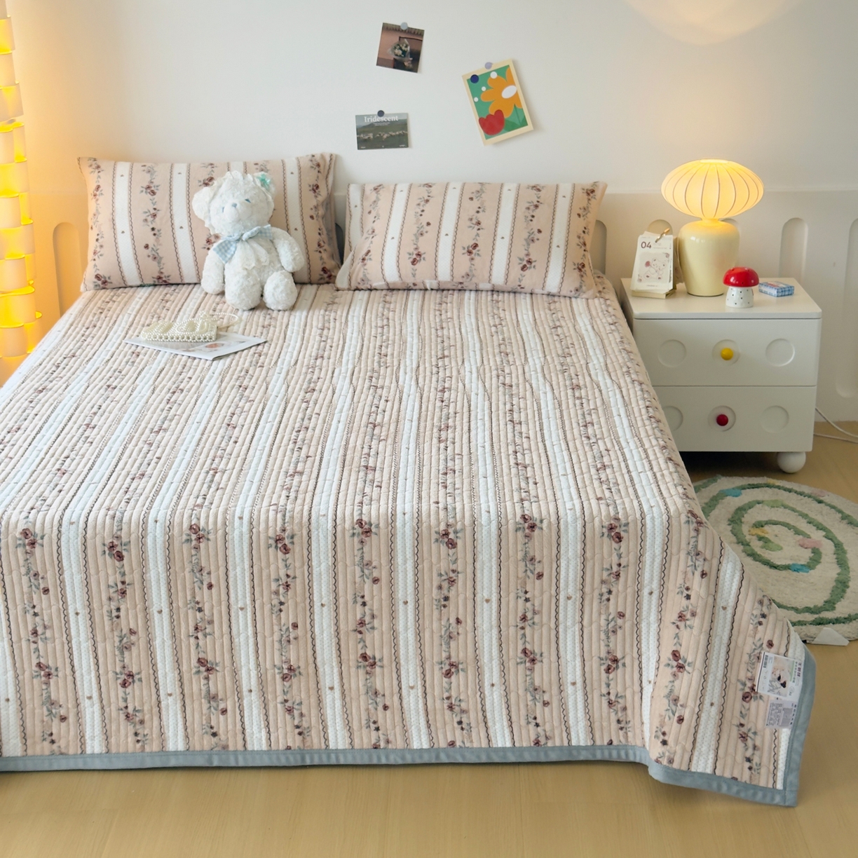 91家纺网 家纺一手货源 找家纺 棉乐町家居 2025新款高克重牛奶绒夹棉印花床盖 花之物语