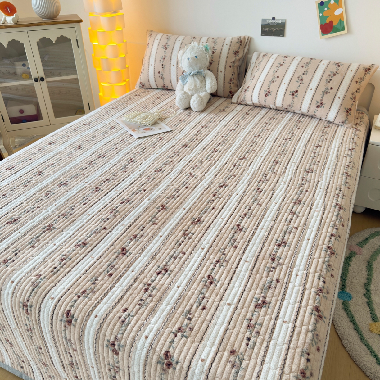 91家纺网 家纺一手货源 找家纺 棉乐町家居 2025新款高克重牛奶绒夹棉印花床盖 花之物语