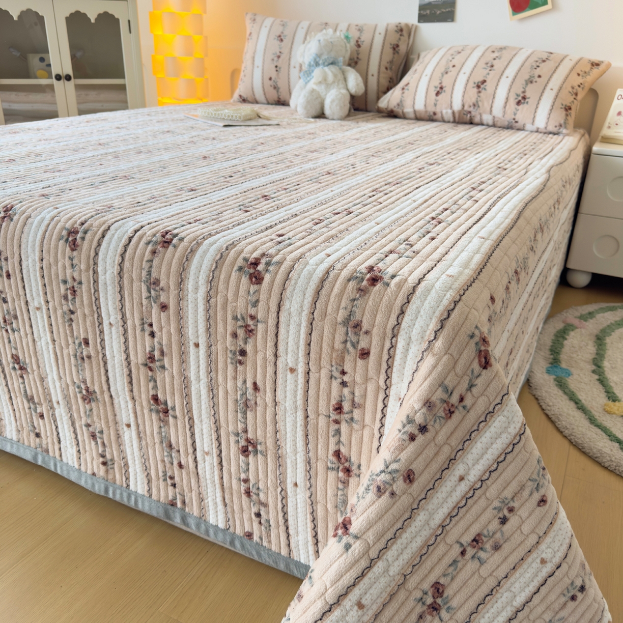 91家纺网 家纺一手货源 找家纺 棉乐町家居 2025新款高克重牛奶绒夹棉印花床盖 花之物语