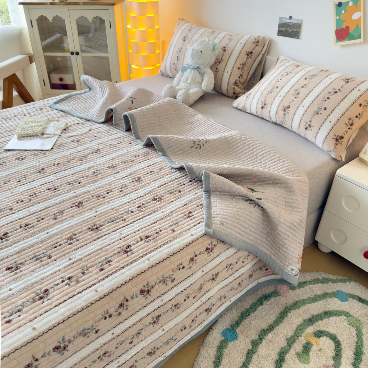 91家纺网 家纺一手货源 找家纺 棉乐町家居 2025新款高克重牛奶绒夹棉印花床盖 花之物语