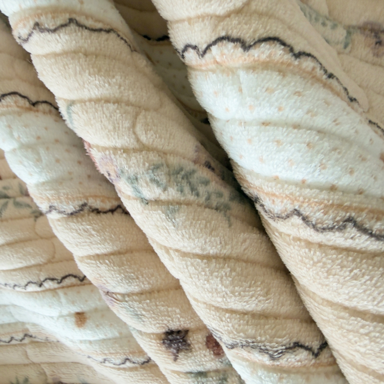 91家纺网 家纺一手货源 找家纺 棉乐町家居 2025新款高克重牛奶绒夹棉印花床盖 花之物语