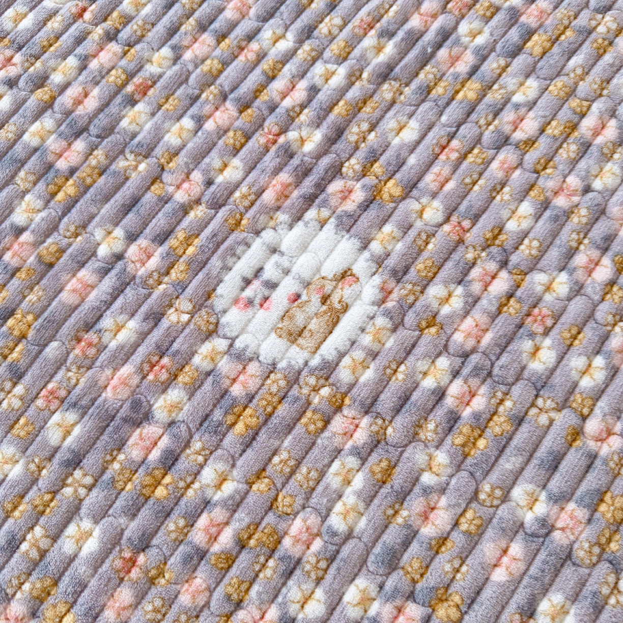 91家纺网 家纺一手货源 找家纺 棉乐町家居 2025新款高克重牛奶绒夹棉印花床盖 花中精灵