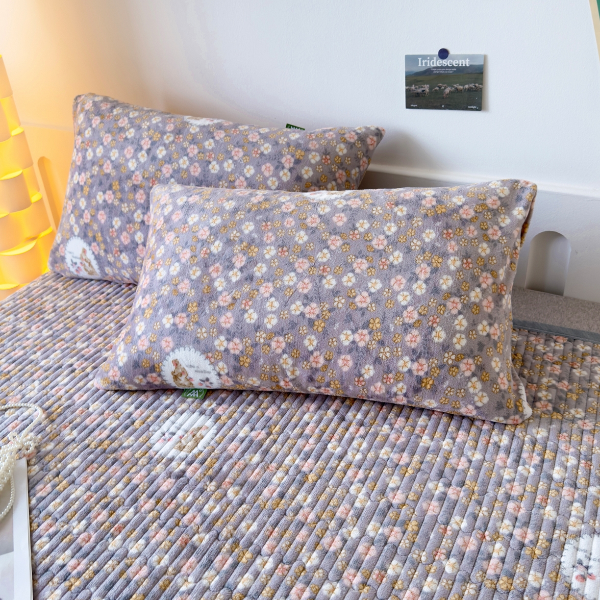 91家纺网 家纺一手货源 找家纺 棉乐町家居 2025新款高克重牛奶绒夹棉印花床盖 花中精灵