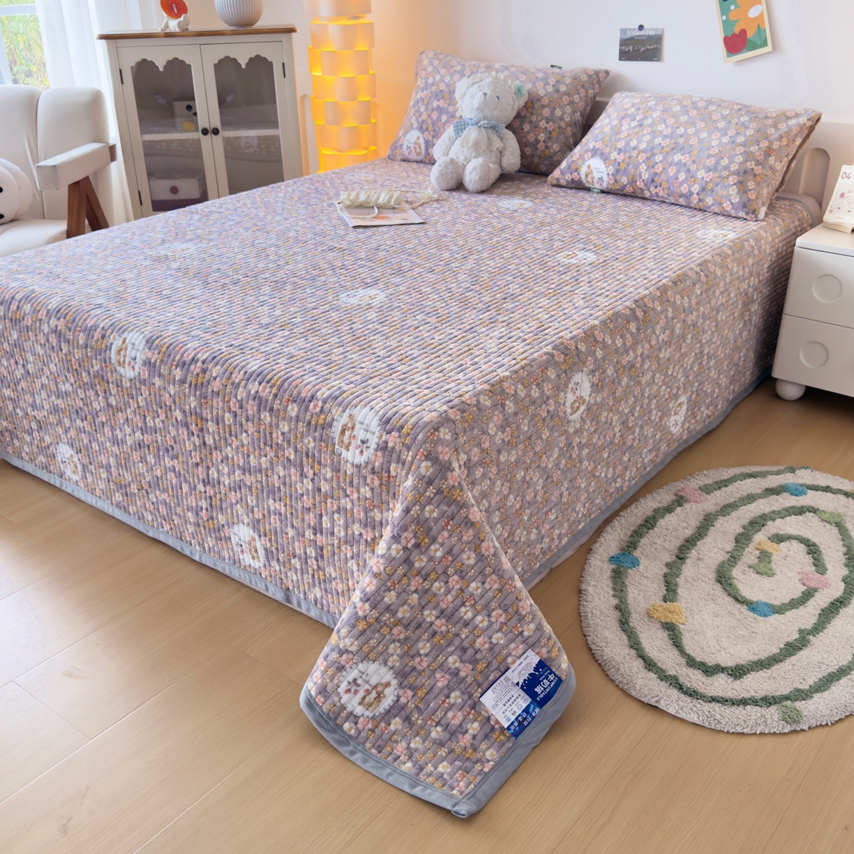 91家纺网 家纺一手货源 找家纺 棉乐町家居 2025新款高克重牛奶绒夹棉印花床盖 花中精灵