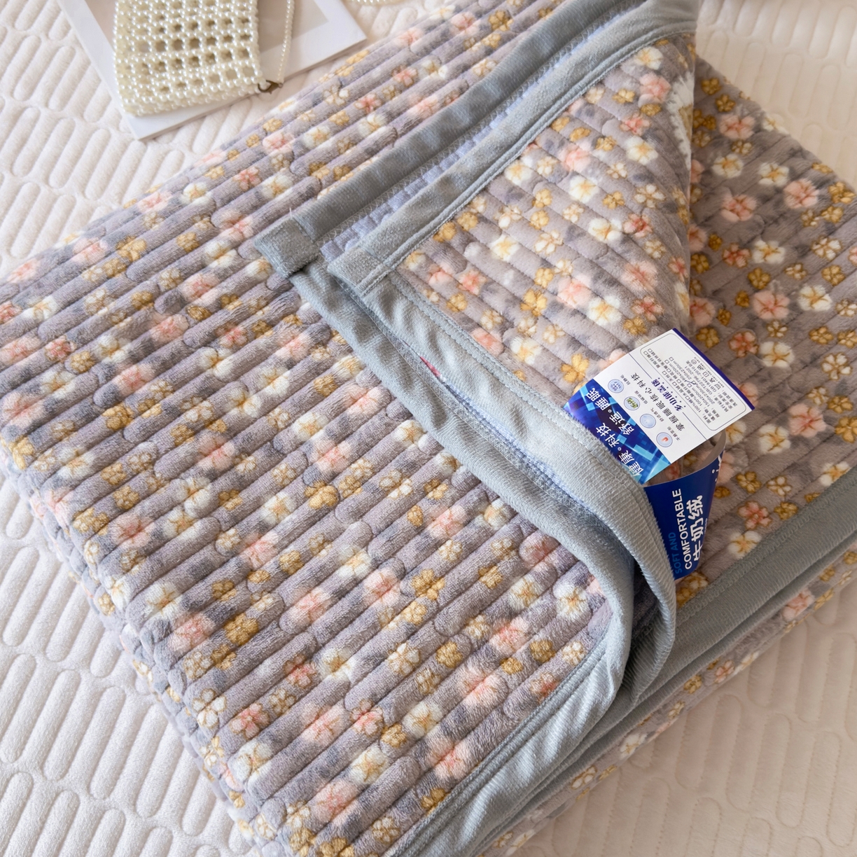 91家纺网 家纺一手货源 找家纺 棉乐町家居 2025新款高克重牛奶绒夹棉印花床盖 花中精灵