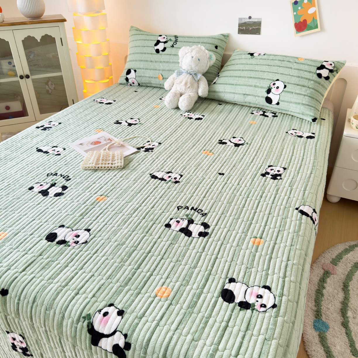 91家纺网 家纺一手货源 找家纺 棉乐町家居 2025新款高克重牛奶绒夹棉印花床盖 快乐熊