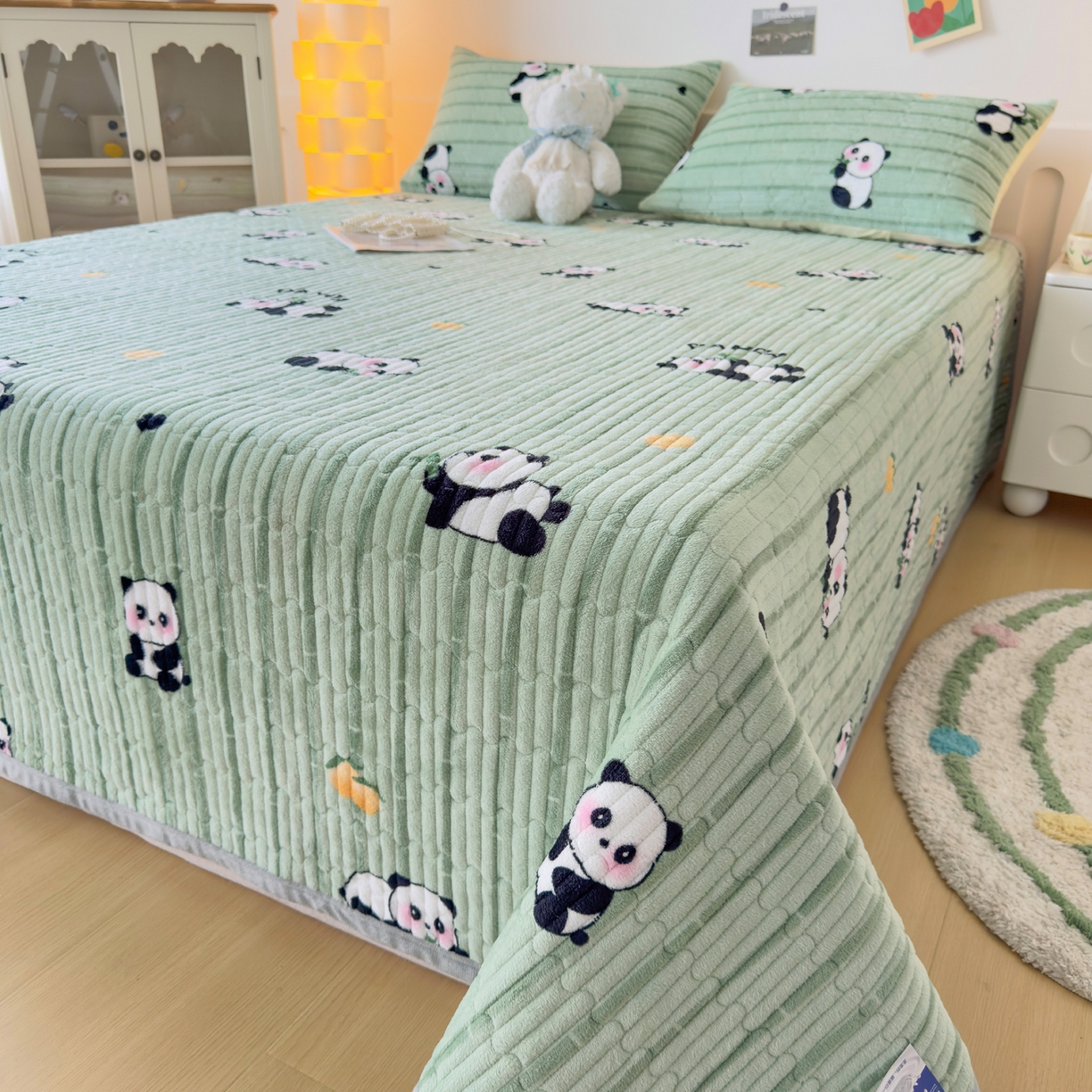 91家纺网 家纺一手货源 找家纺 棉乐町家居 2025新款高克重牛奶绒夹棉印花床盖 快乐熊