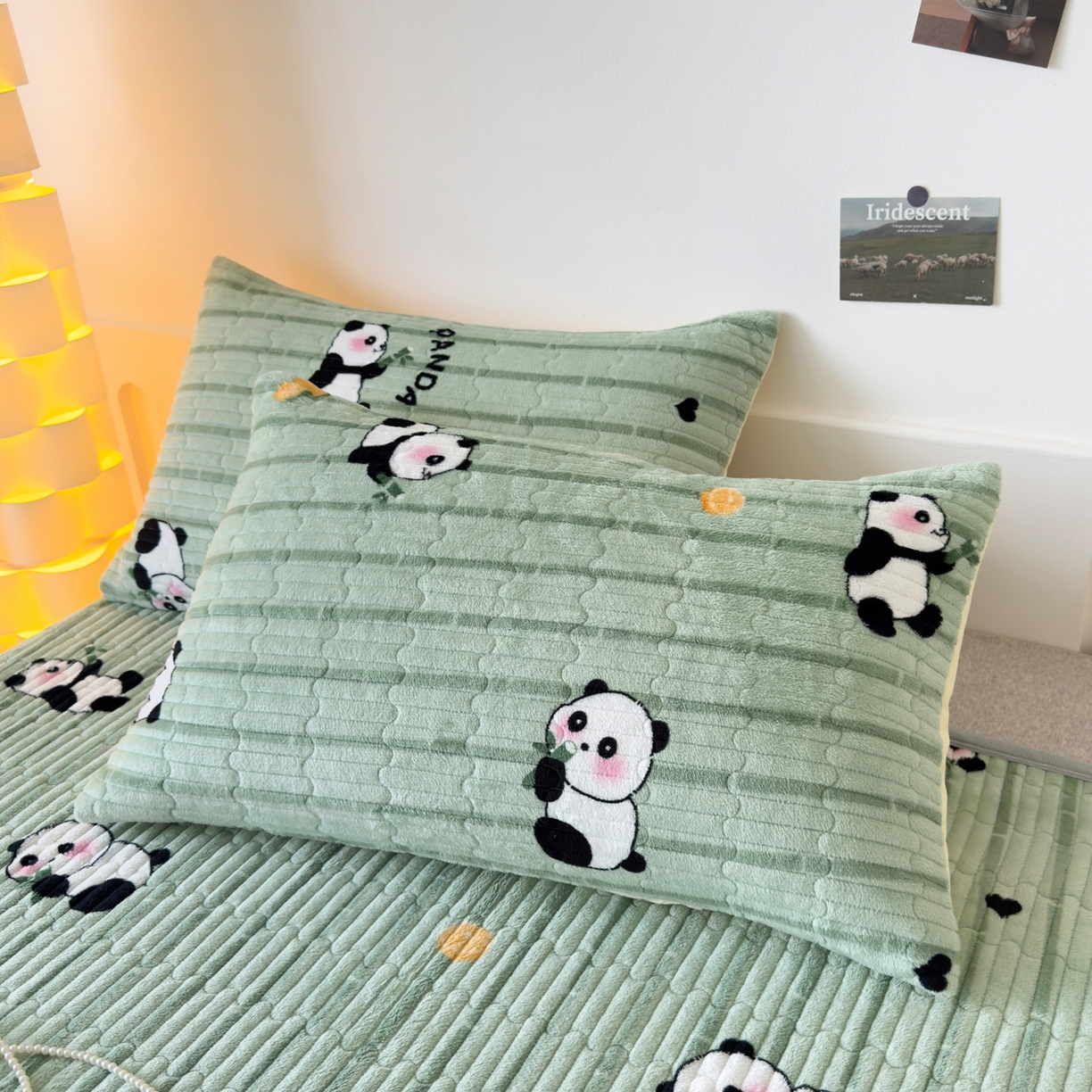 91家纺网 家纺一手货源 找家纺 棉乐町家居 2025新款高克重牛奶绒夹棉印花床盖 快乐熊