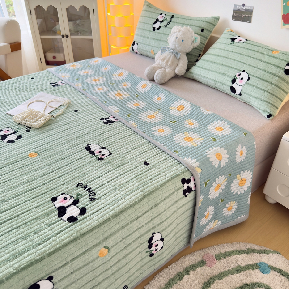 91家纺网 家纺一手货源 找家纺 棉乐町家居 2025新款高克重牛奶绒夹棉印花床盖 快乐熊