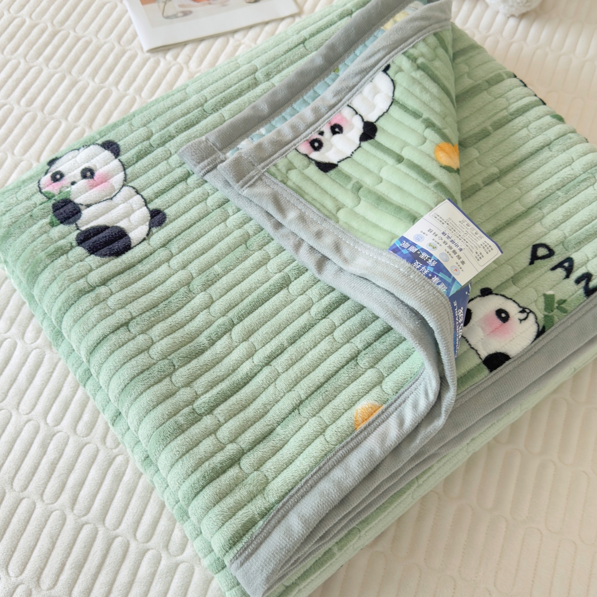 91家纺网 家纺一手货源 找家纺 棉乐町家居 2025新款高克重牛奶绒夹棉印花床盖 快乐熊