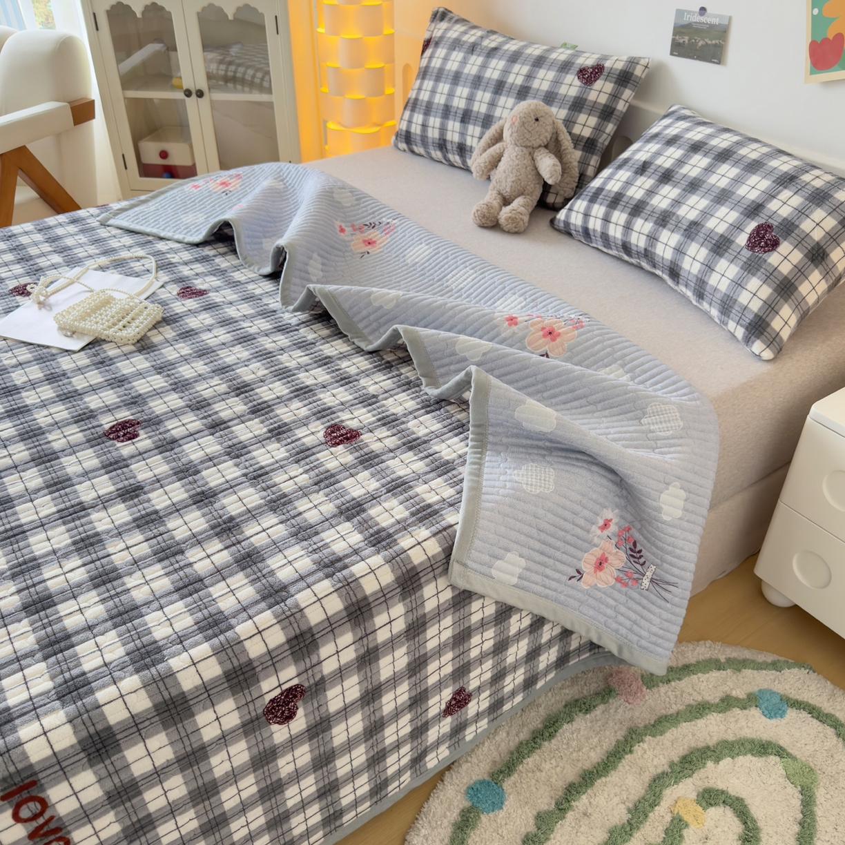 91家纺网 家纺一手货源 找家纺 棉乐町家居 2025新款高克重牛奶绒夹棉印花床盖 拉菲格