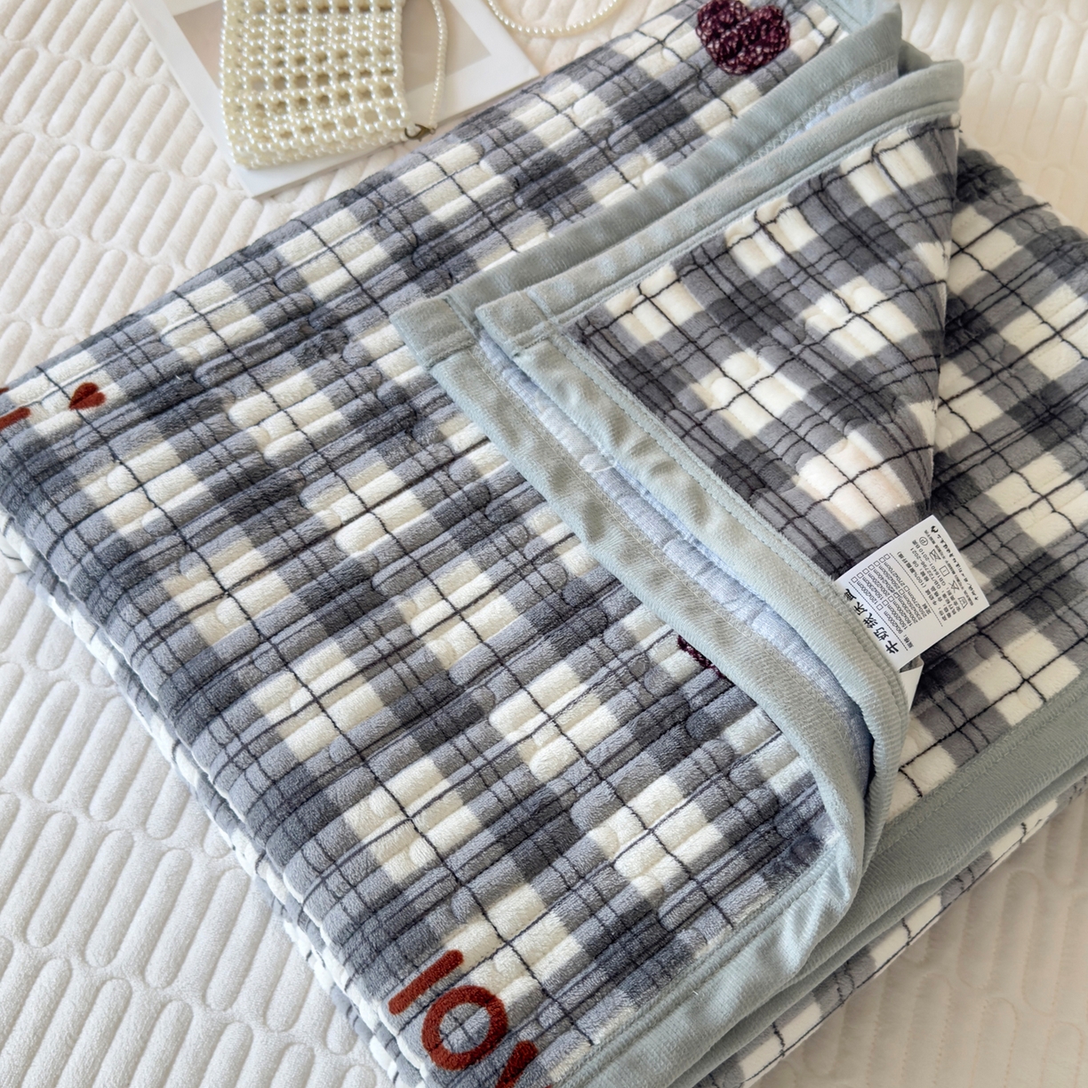 91家纺网 家纺一手货源 找家纺 棉乐町家居 2025新款高克重牛奶绒夹棉印花床盖 拉菲格