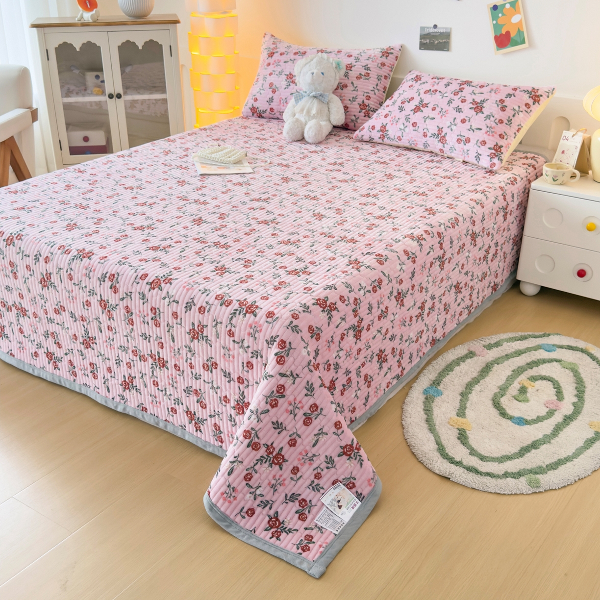 91家纺网 家纺一手货源 找家纺 棉乐町家居 2025新款高克重牛奶绒夹棉印花床盖 玫瑰人生