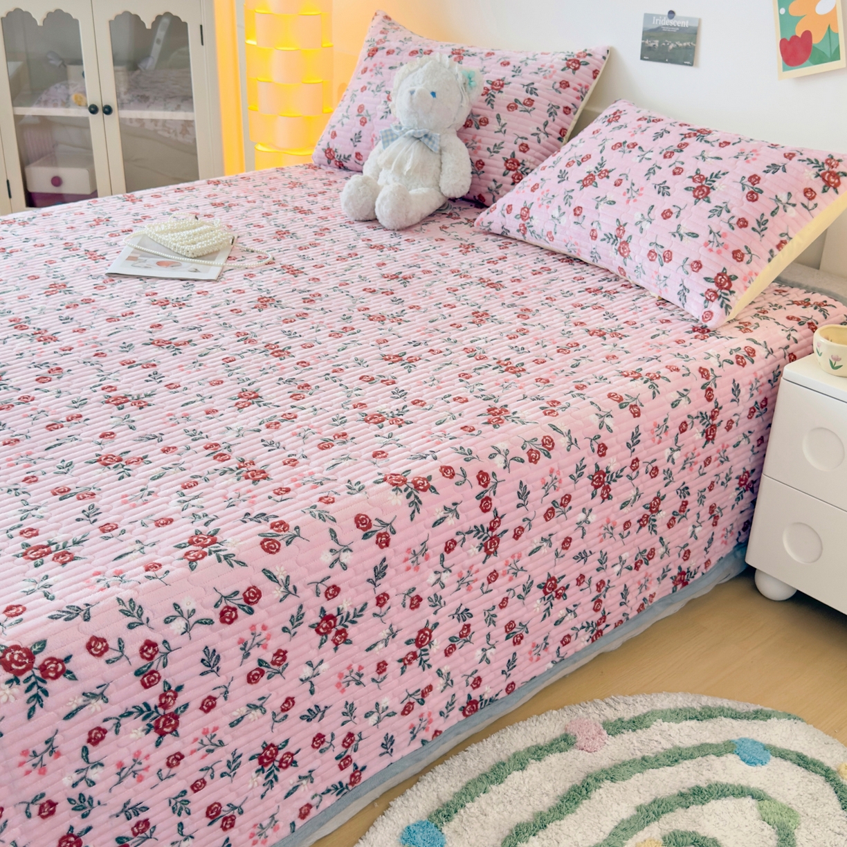 91家纺网 家纺一手货源 找家纺 棉乐町家居 2025新款高克重牛奶绒夹棉印花床盖 玫瑰人生