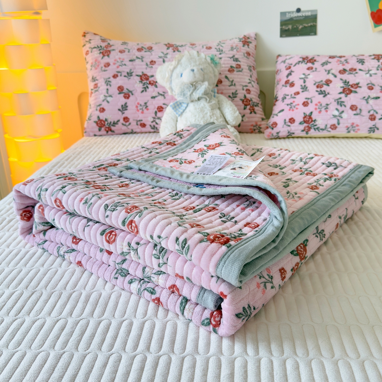 91家纺网 家纺一手货源 找家纺 棉乐町家居 2025新款高克重牛奶绒夹棉印花床盖 玫瑰人生