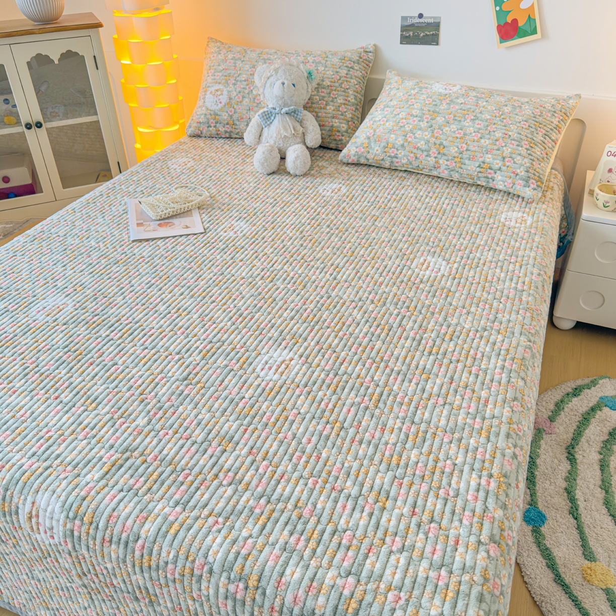 91家纺网 家纺一手货源 找家纺 棉乐町家居 2025新款高克重牛奶绒夹棉印花床盖 梦中花