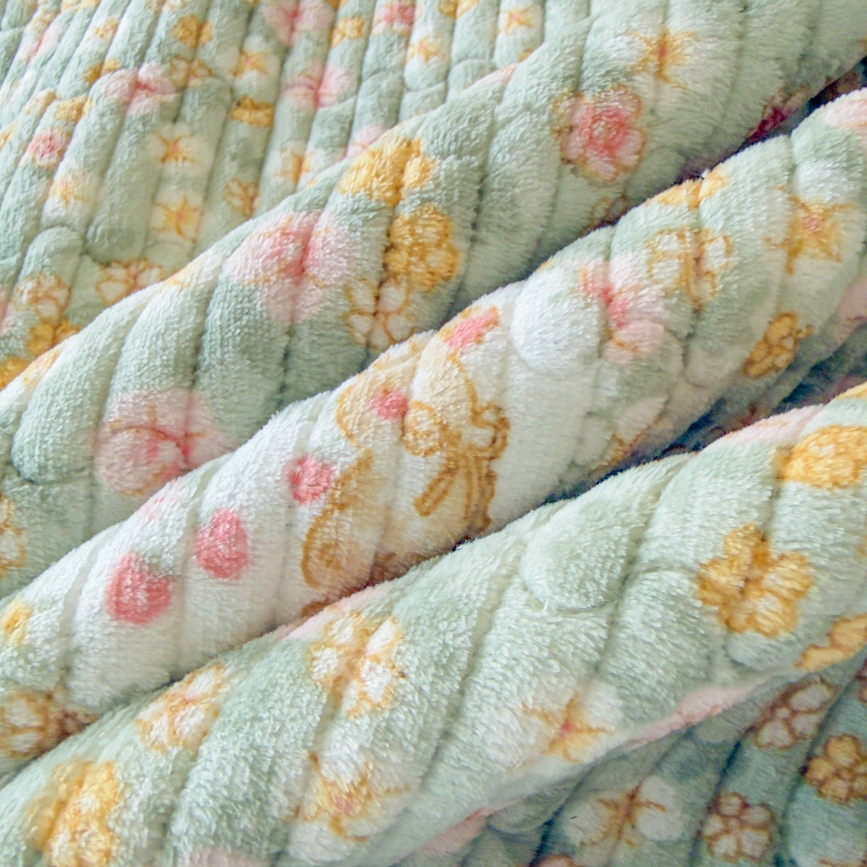 91家纺网 家纺一手货源 找家纺 棉乐町家居 2025新款高克重牛奶绒夹棉印花床盖 梦中花