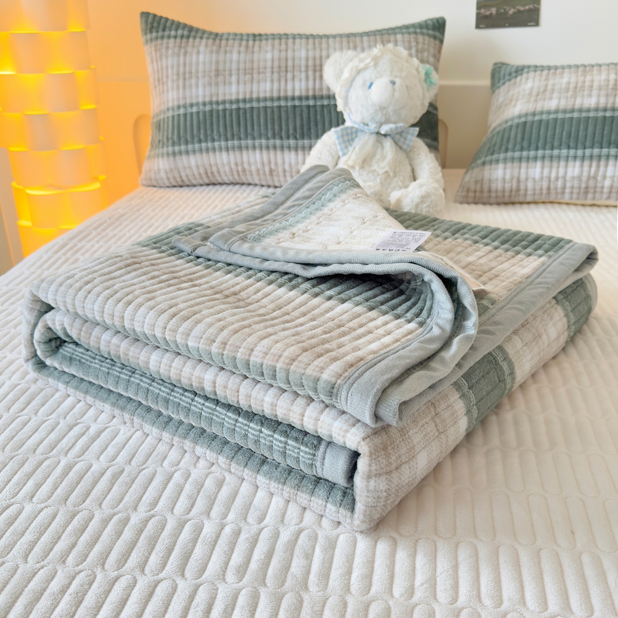 91家纺网 家纺一手货源 找家纺 棉乐町家居 2025新款高克重牛奶绒夹棉印花床盖 摩伊