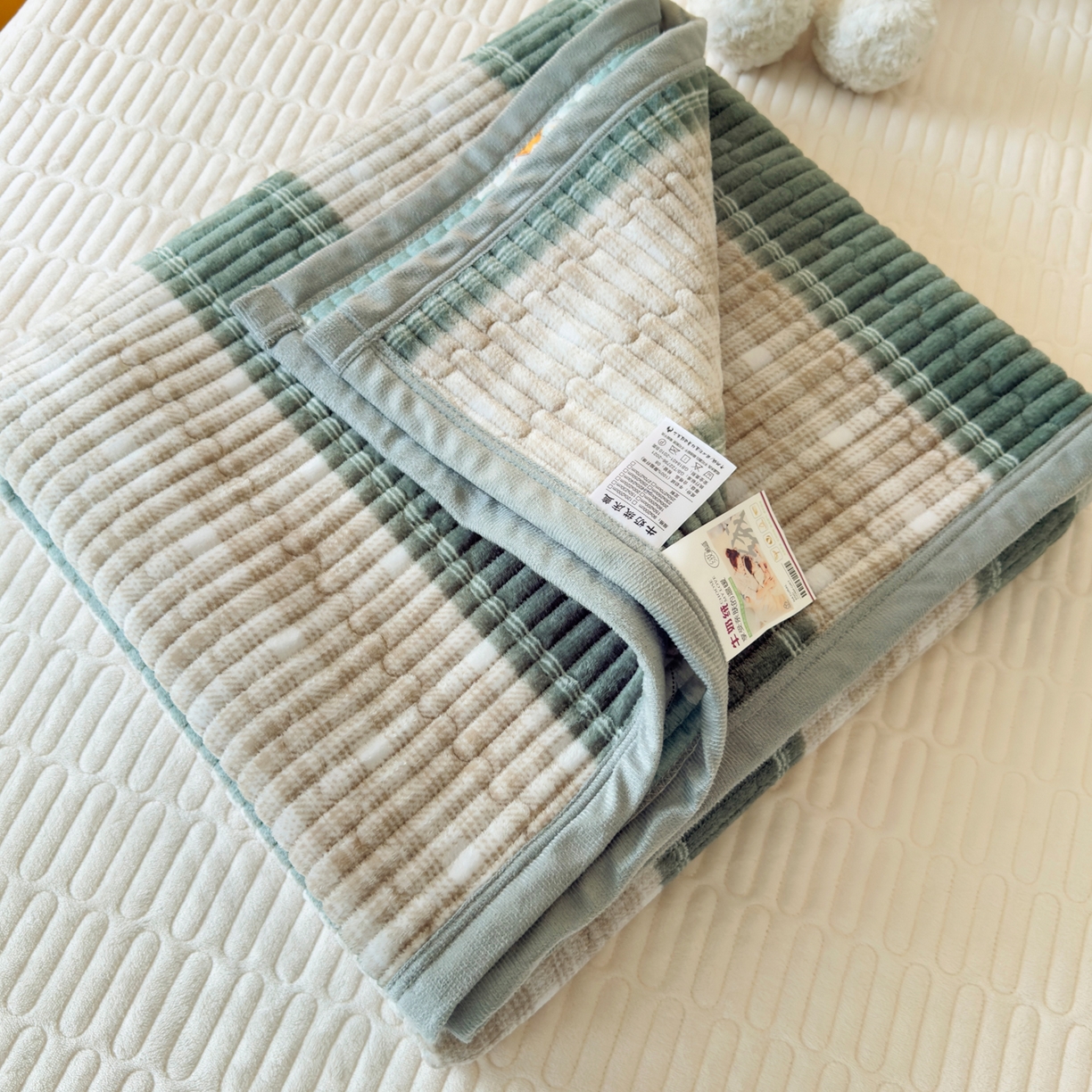 91家纺网 家纺一手货源 找家纺 棉乐町家居 2025新款高克重牛奶绒夹棉印花床盖 摩伊