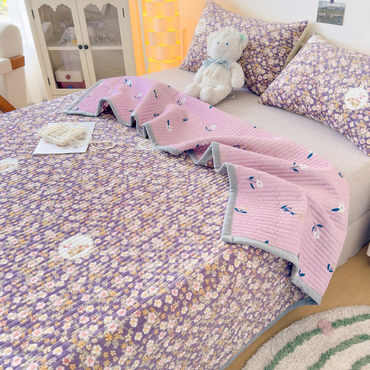 91家纺网 家纺一手货源 找家纺 棉乐町家居 2025新款高克重牛奶绒夹棉印花床盖 蔷薇紫