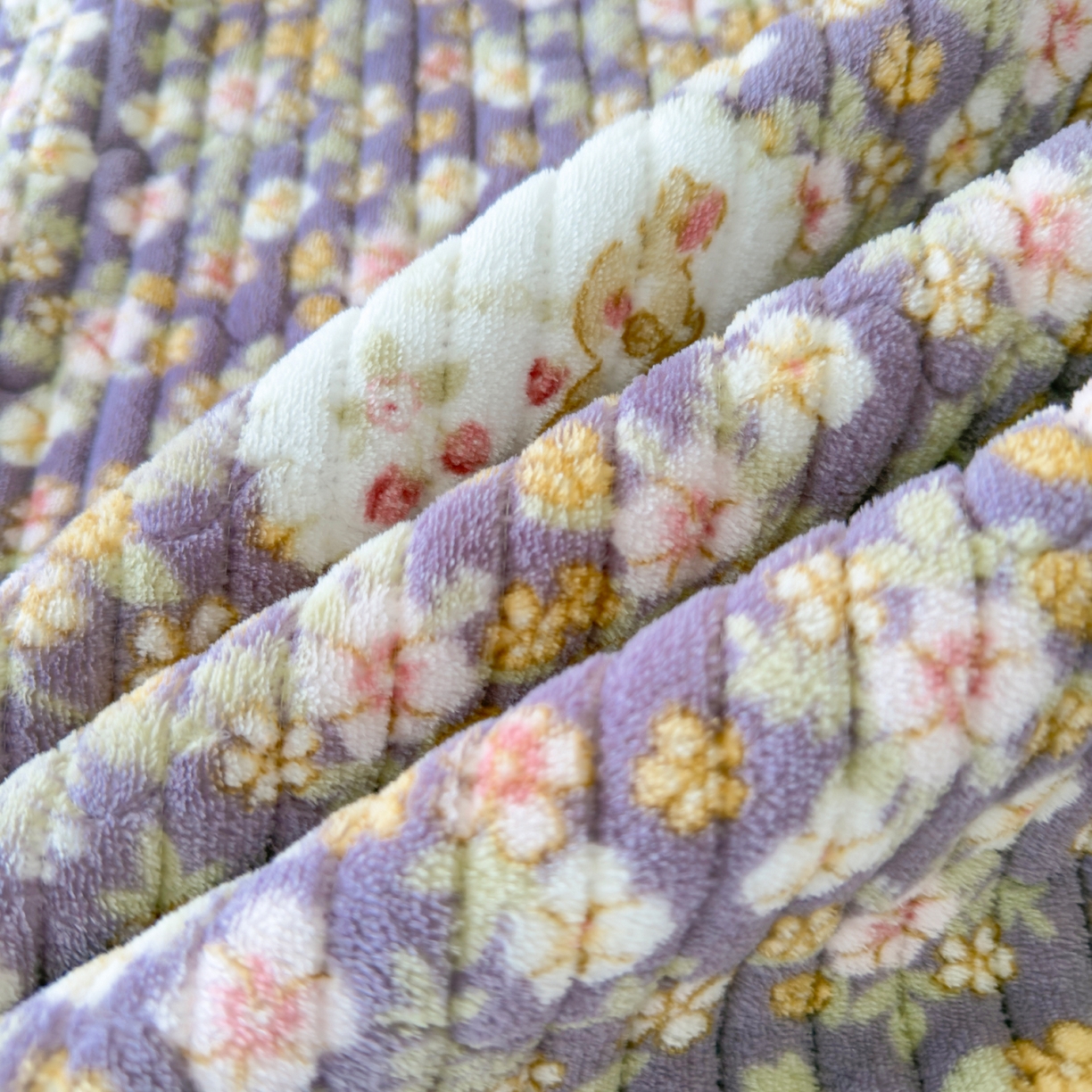 91家纺网 家纺一手货源 找家纺 棉乐町家居 2025新款高克重牛奶绒夹棉印花床盖 蔷薇紫