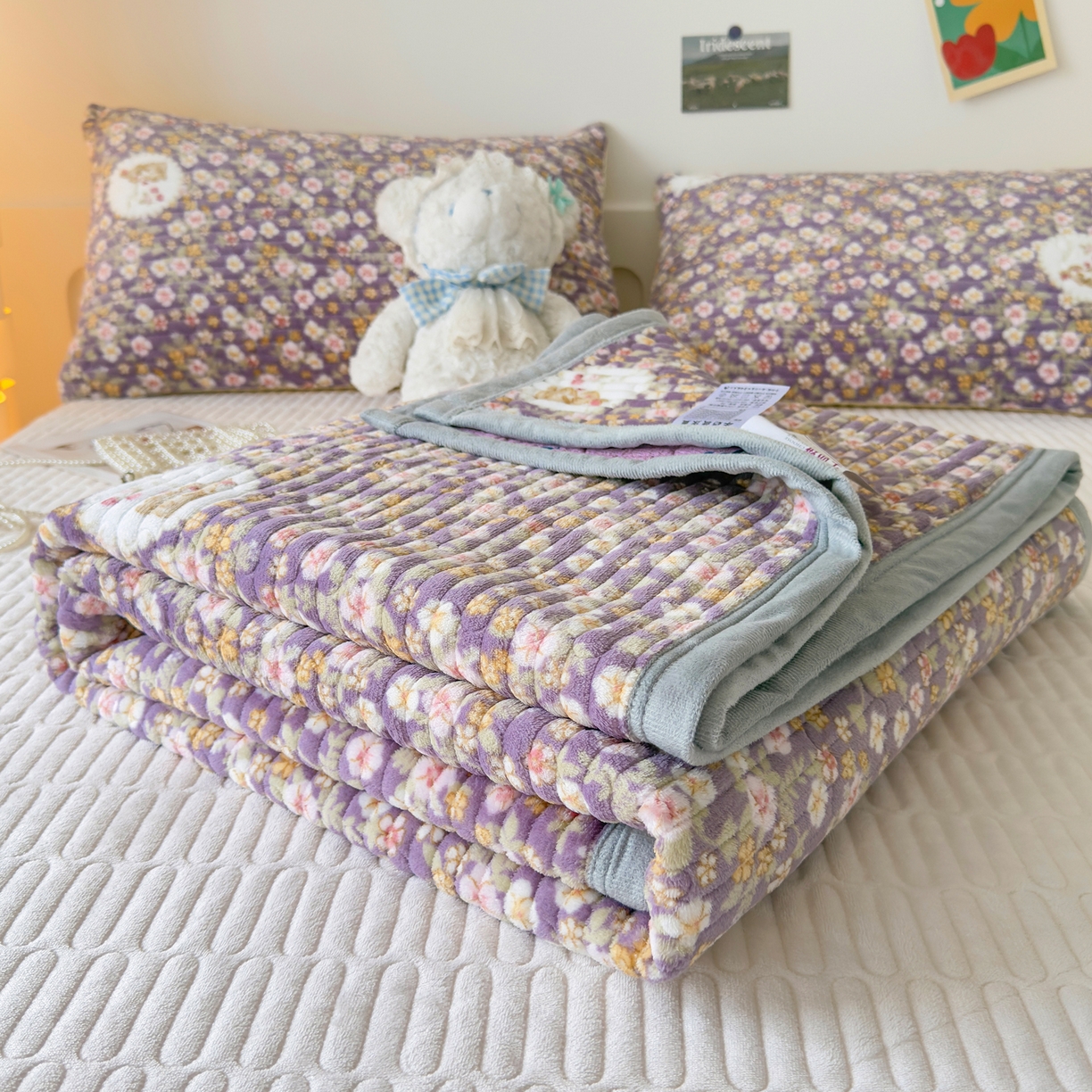 91家纺网 家纺一手货源 找家纺 棉乐町家居 2025新款高克重牛奶绒夹棉印花床盖 蔷薇紫