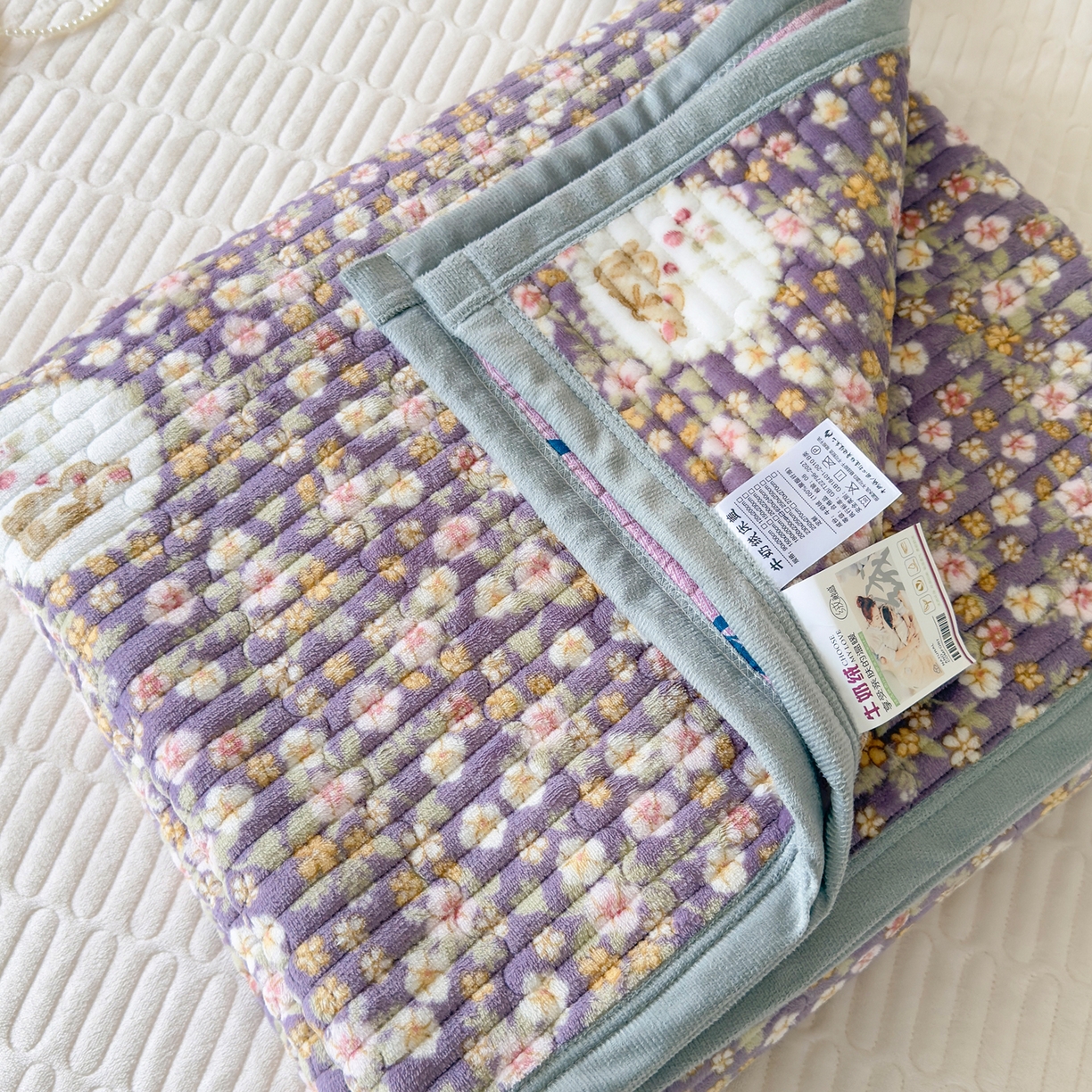 91家纺网 家纺一手货源 找家纺 棉乐町家居 2025新款高克重牛奶绒夹棉印花床盖 蔷薇紫