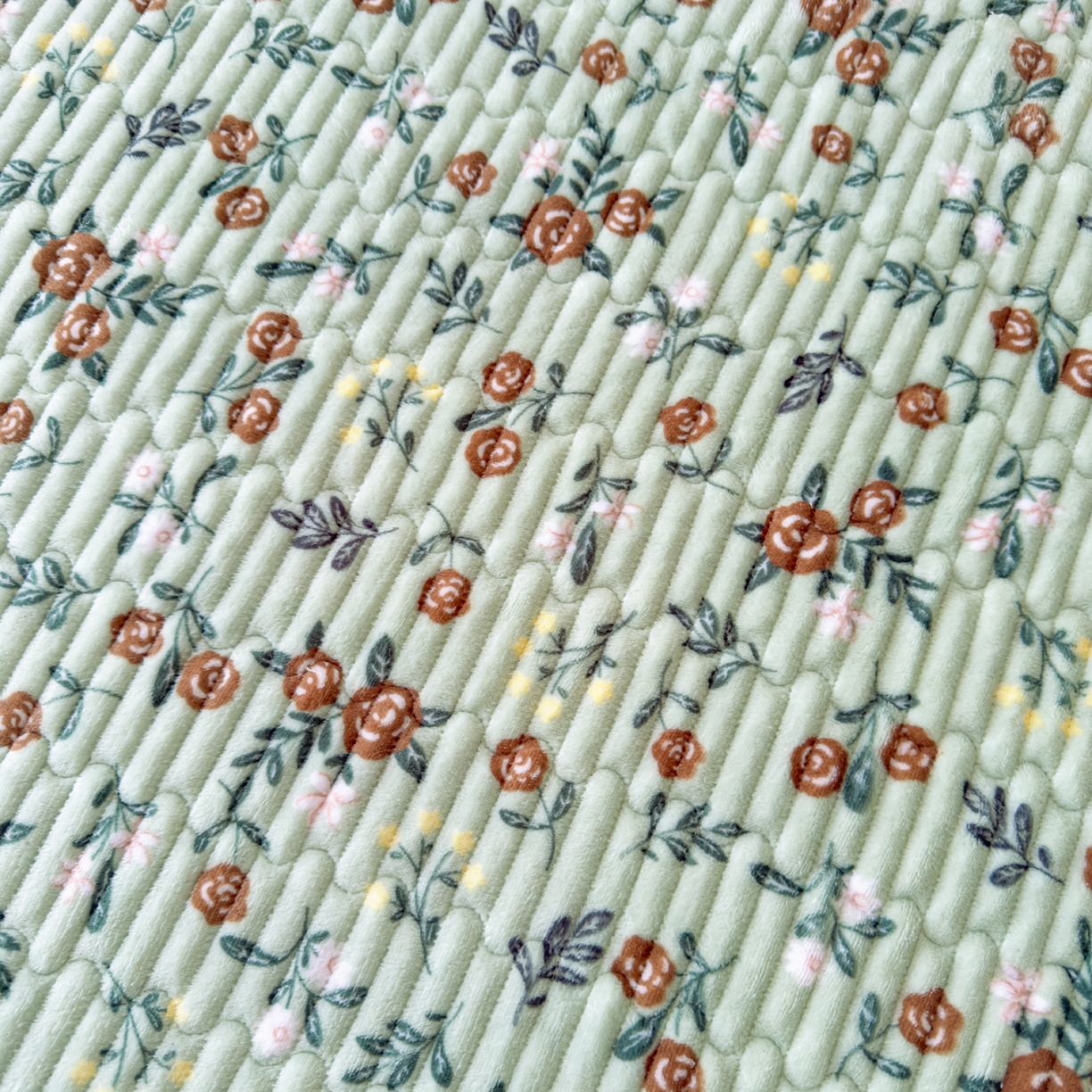 91家纺网 家纺一手货源 找家纺 棉乐町家居 2025新款高克重牛奶绒夹棉印花床盖 清新淡雅