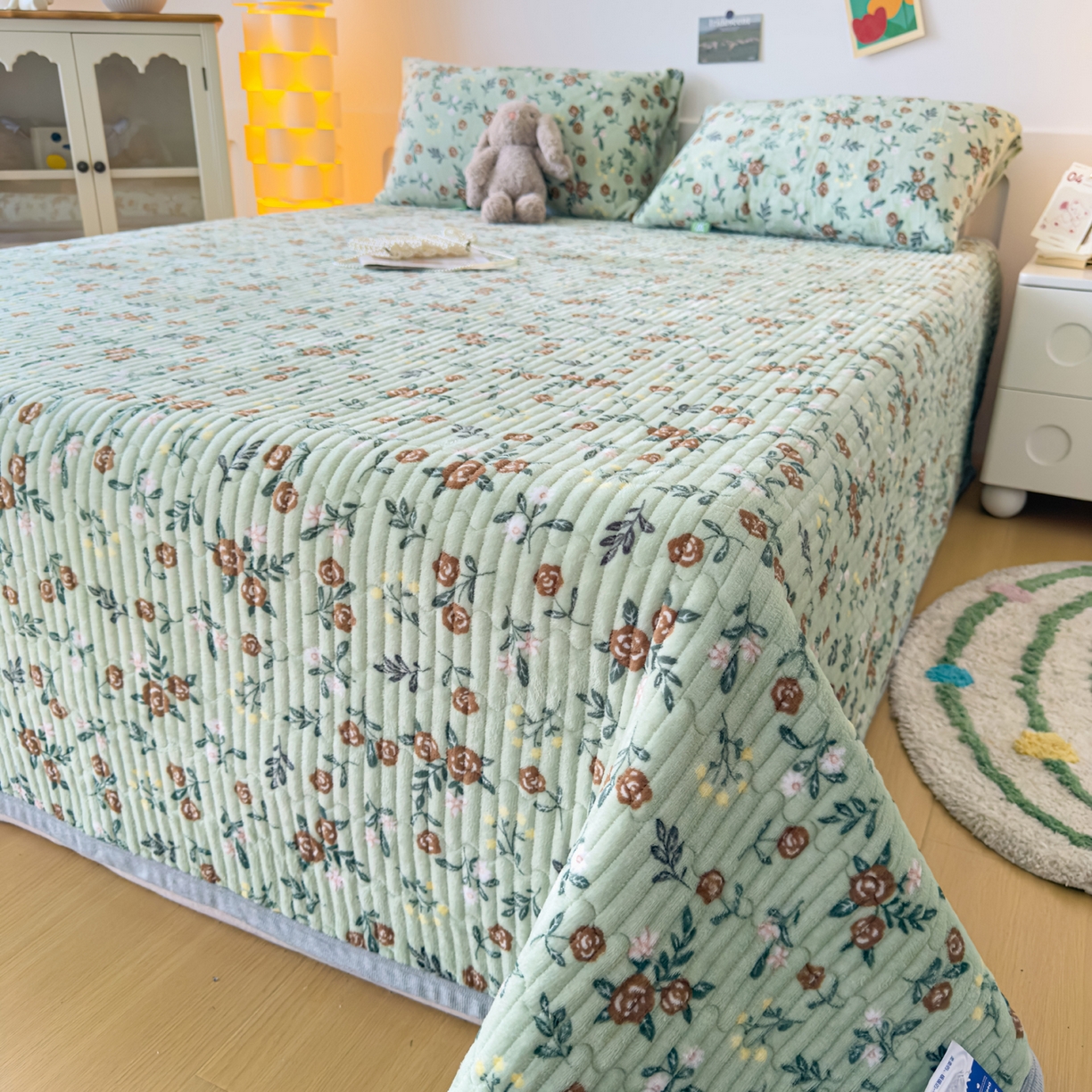 91家纺网 家纺一手货源 找家纺 棉乐町家居 2025新款高克重牛奶绒夹棉印花床盖 清新淡雅