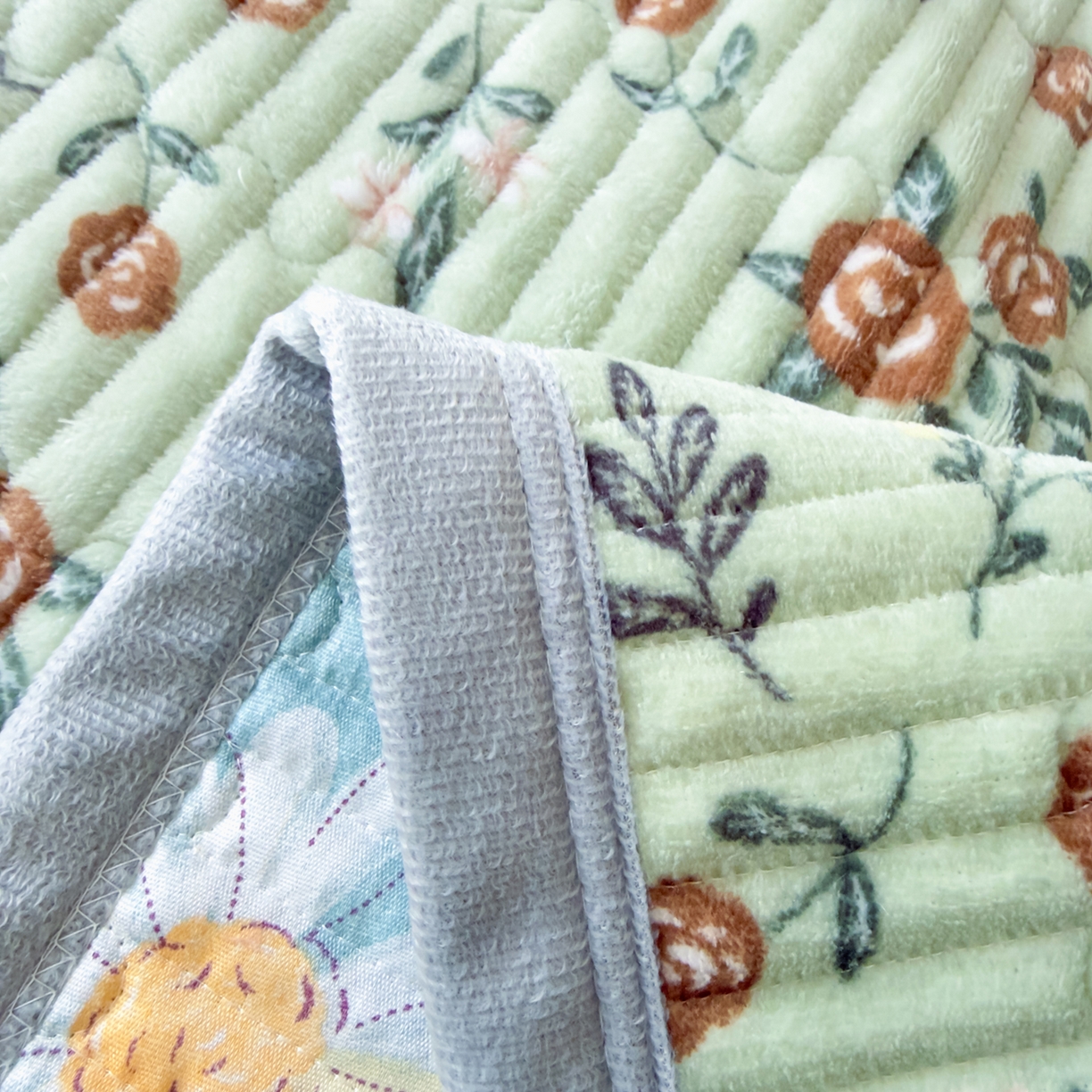 91家纺网 家纺一手货源 找家纺 棉乐町家居 2025新款高克重牛奶绒夹棉印花床盖 清新淡雅