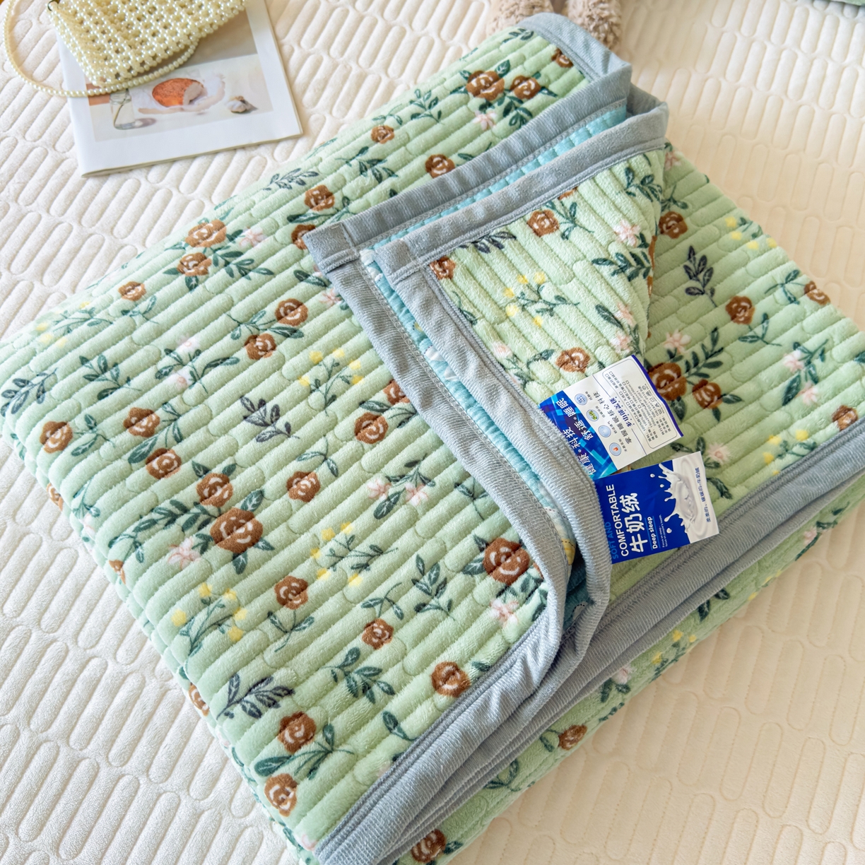 91家纺网 家纺一手货源 找家纺 棉乐町家居 2025新款高克重牛奶绒夹棉印花床盖 清新淡雅