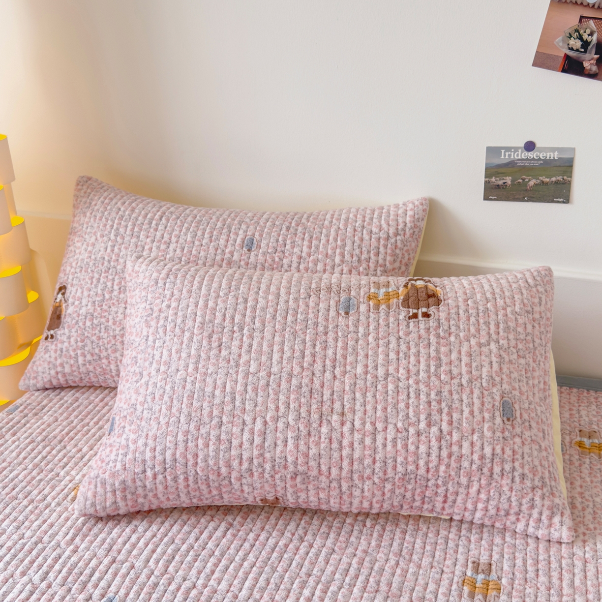 91家纺网 家纺一手货源 找家纺 棉乐町家居 2025新款高克重牛奶绒夹棉印花床盖 少女心