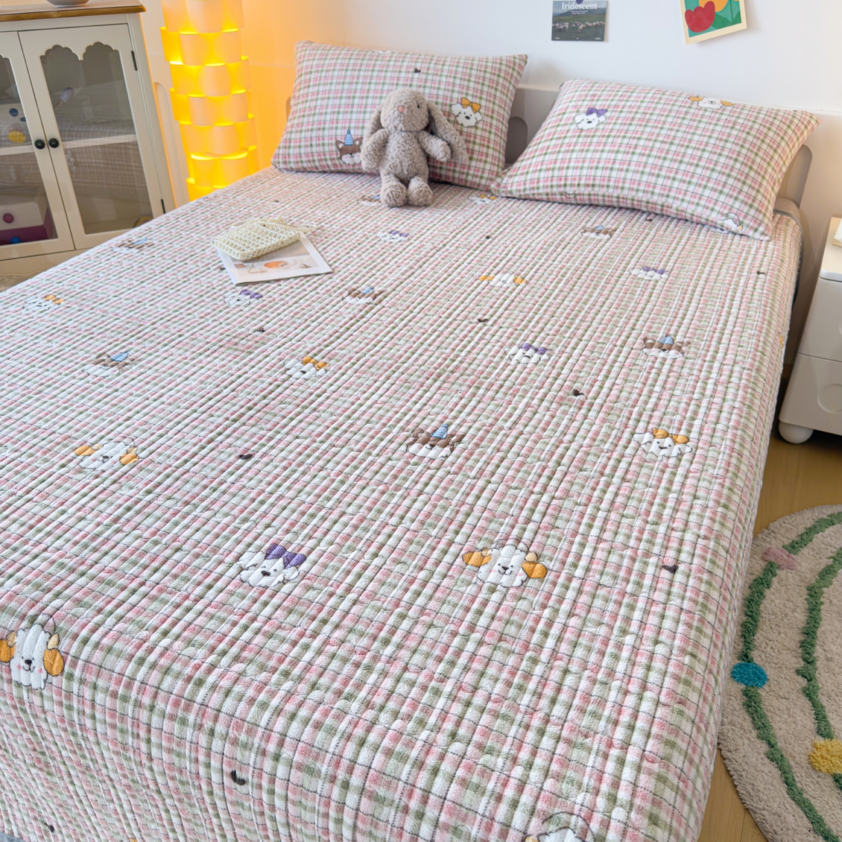 91家纺网 家纺一手货源 找家纺 棉乐町家居 2025新款高克重牛奶绒夹棉印花床盖 生日party