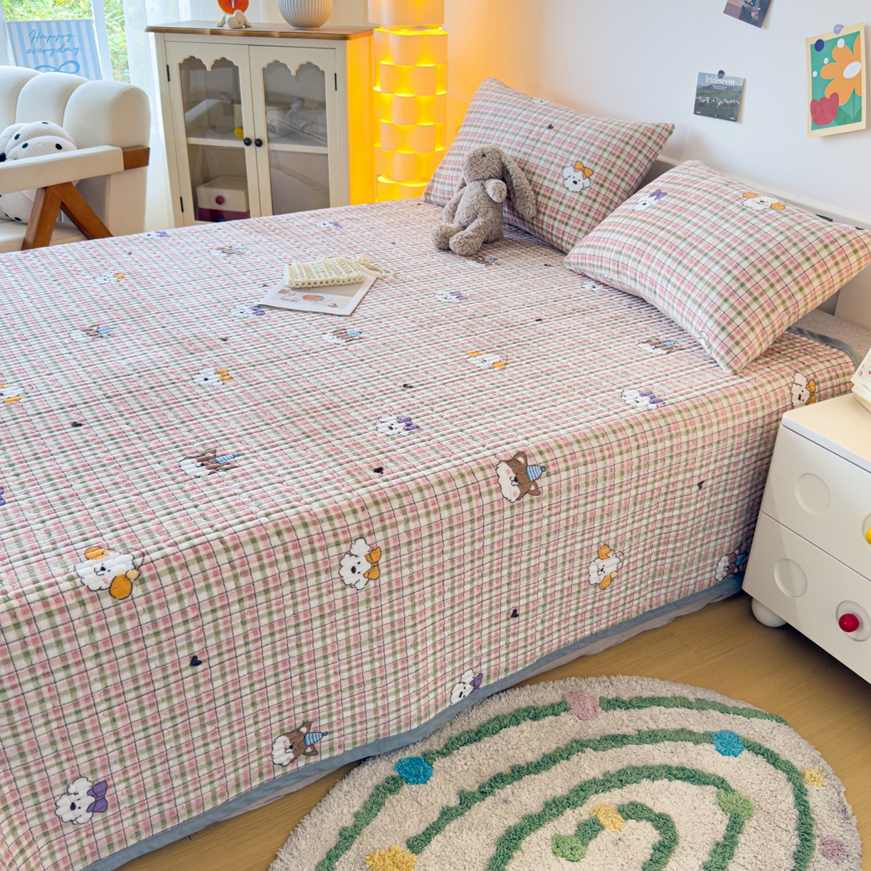 91家纺网 家纺一手货源 找家纺 棉乐町家居 2025新款高克重牛奶绒夹棉印花床盖 生日party