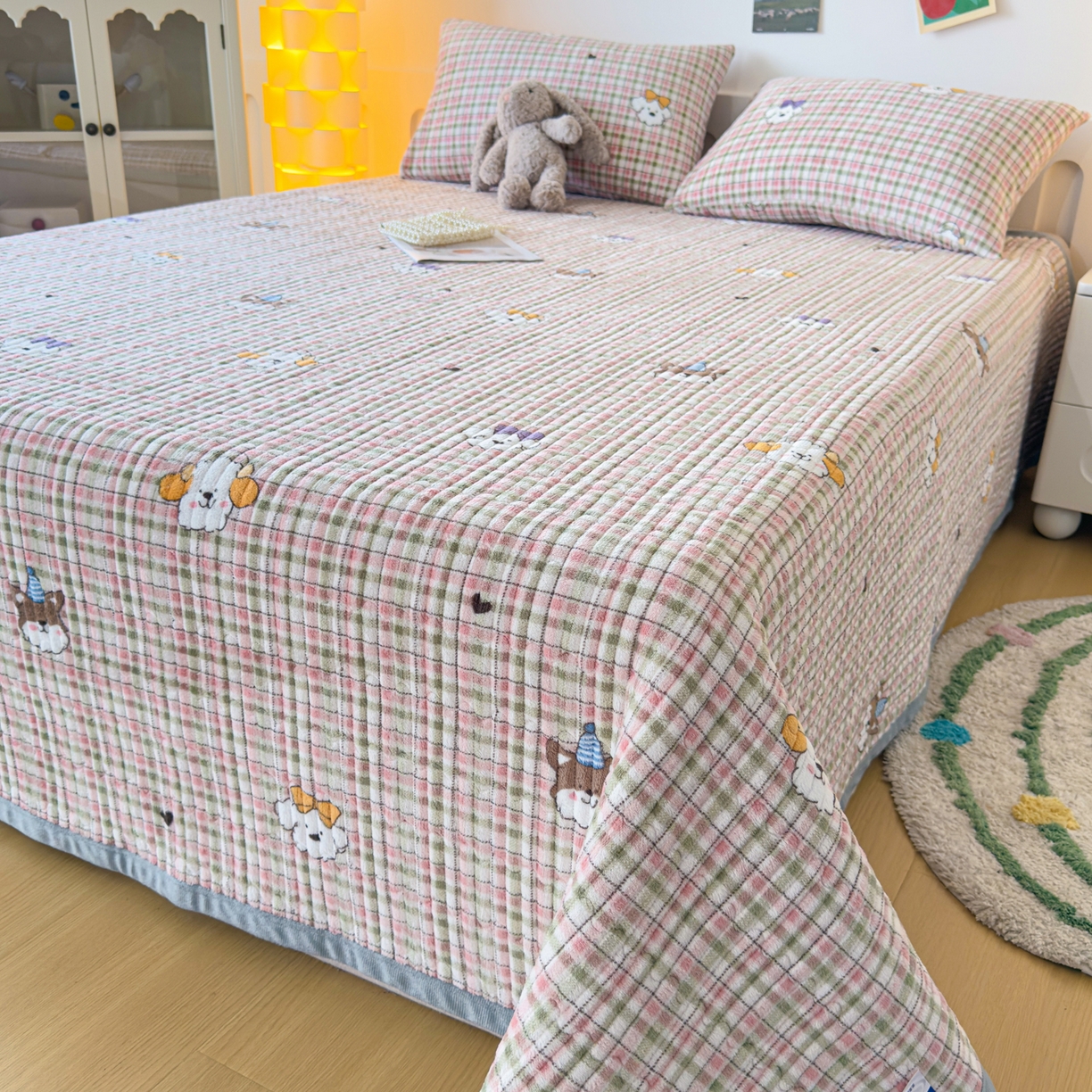 91家纺网 家纺一手货源 找家纺 棉乐町家居 2025新款高克重牛奶绒夹棉印花床盖 生日party