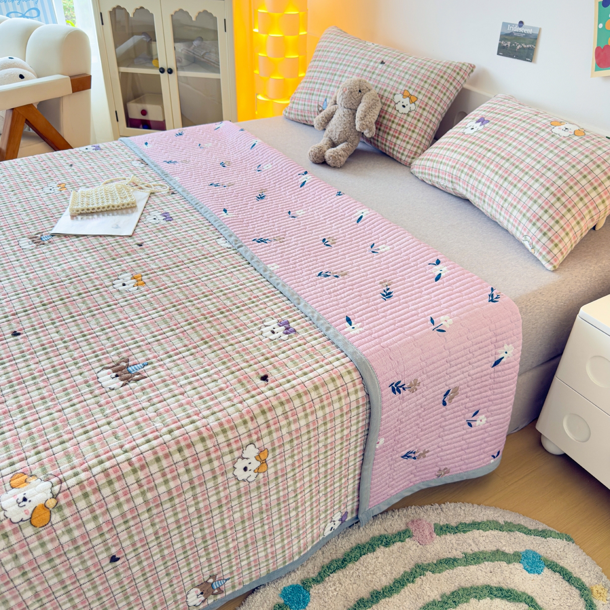 91家纺网 家纺一手货源 找家纺 棉乐町家居 2025新款高克重牛奶绒夹棉印花床盖 生日party