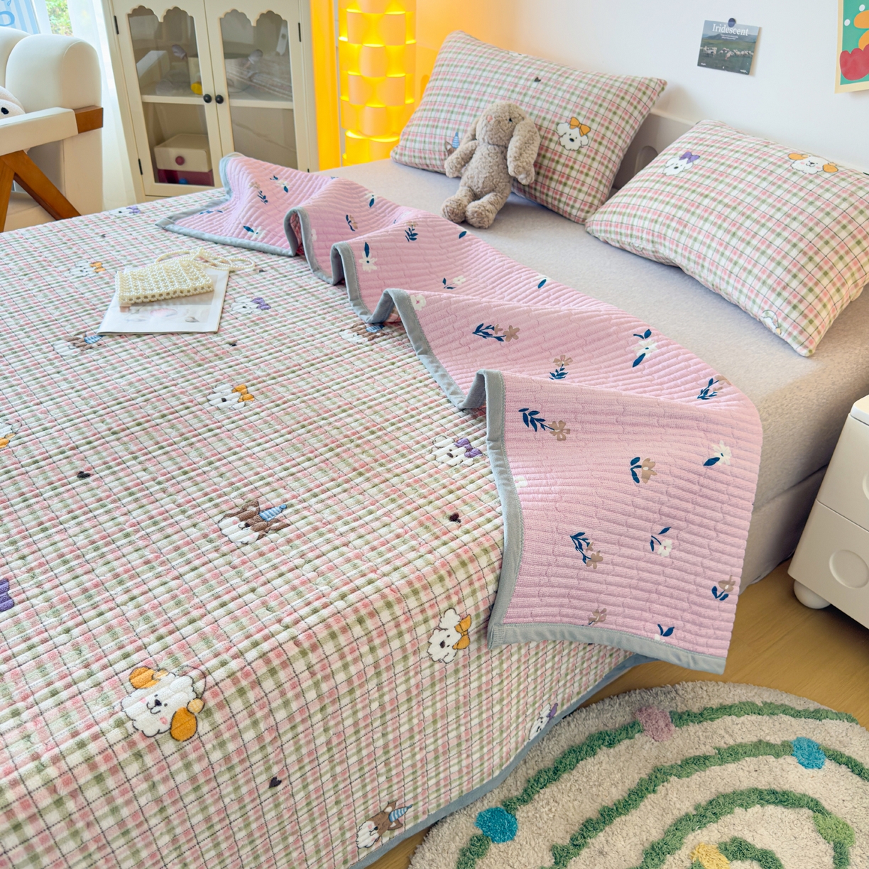 91家纺网 家纺一手货源 找家纺 棉乐町家居 2025新款高克重牛奶绒夹棉印花床盖 生日party