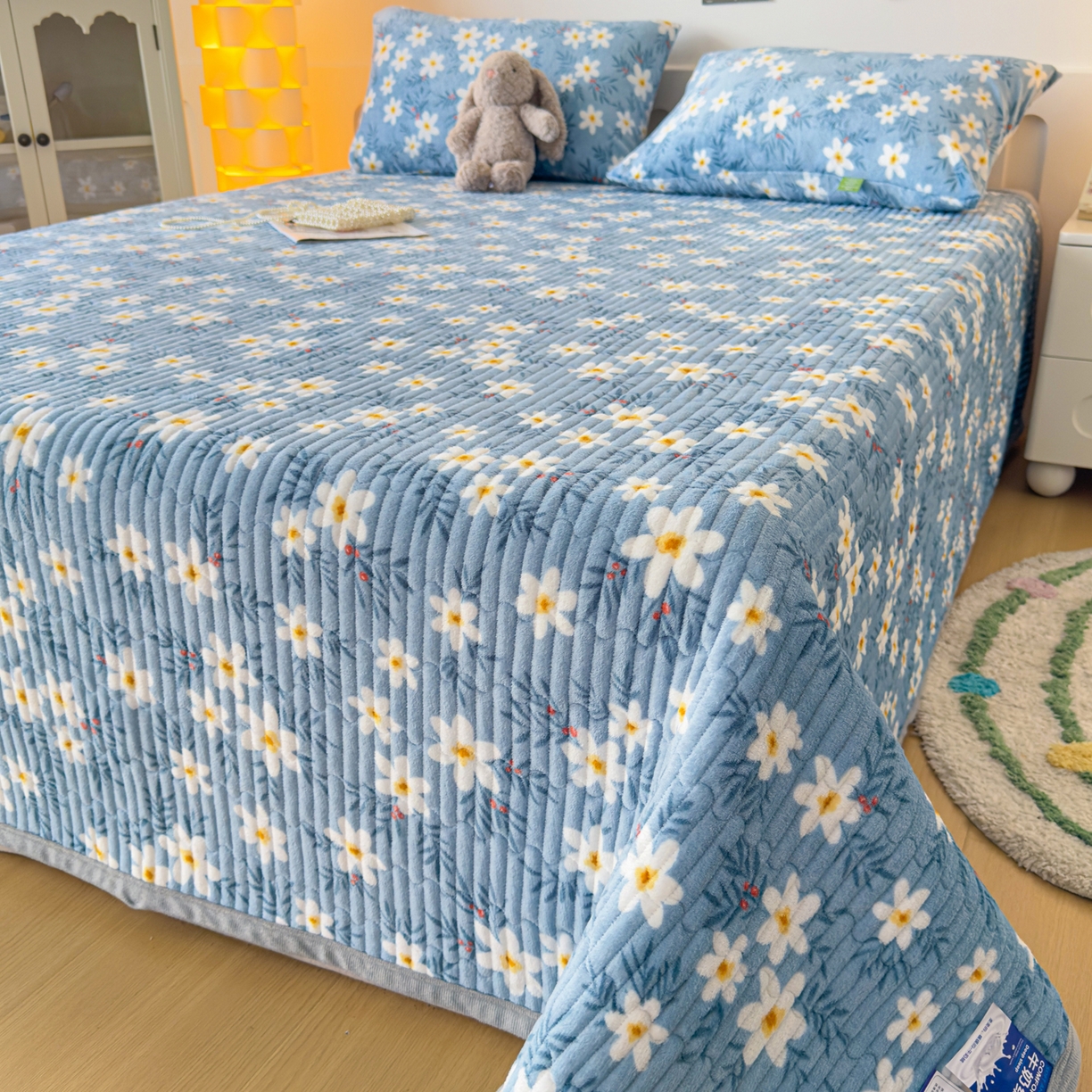 91家纺网 家纺一手货源 找家纺 棉乐町家居 2025新款高克重牛奶绒夹棉印花床盖 太阳花