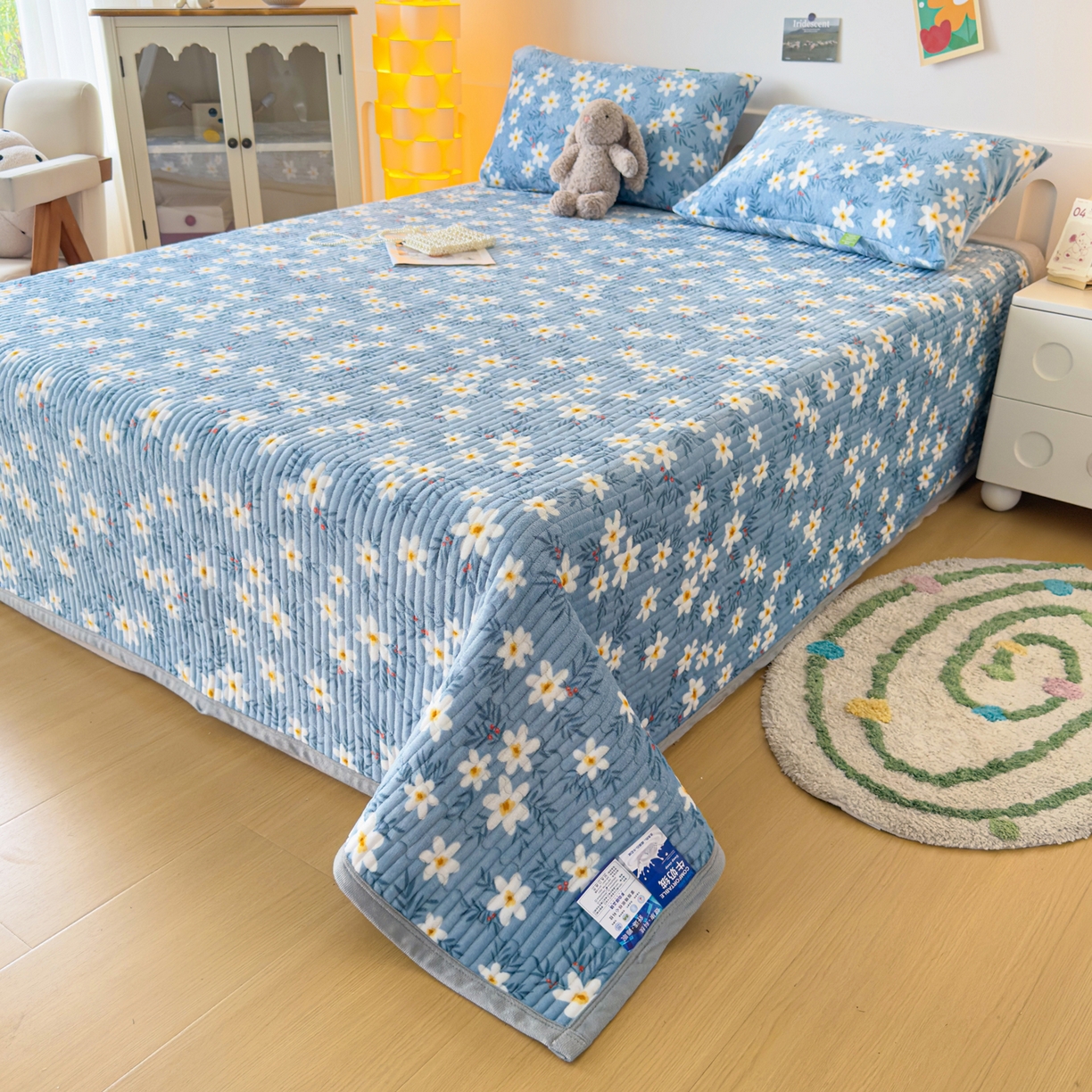 91家纺网 家纺一手货源 找家纺 棉乐町家居 2025新款高克重牛奶绒夹棉印花床盖 太阳花