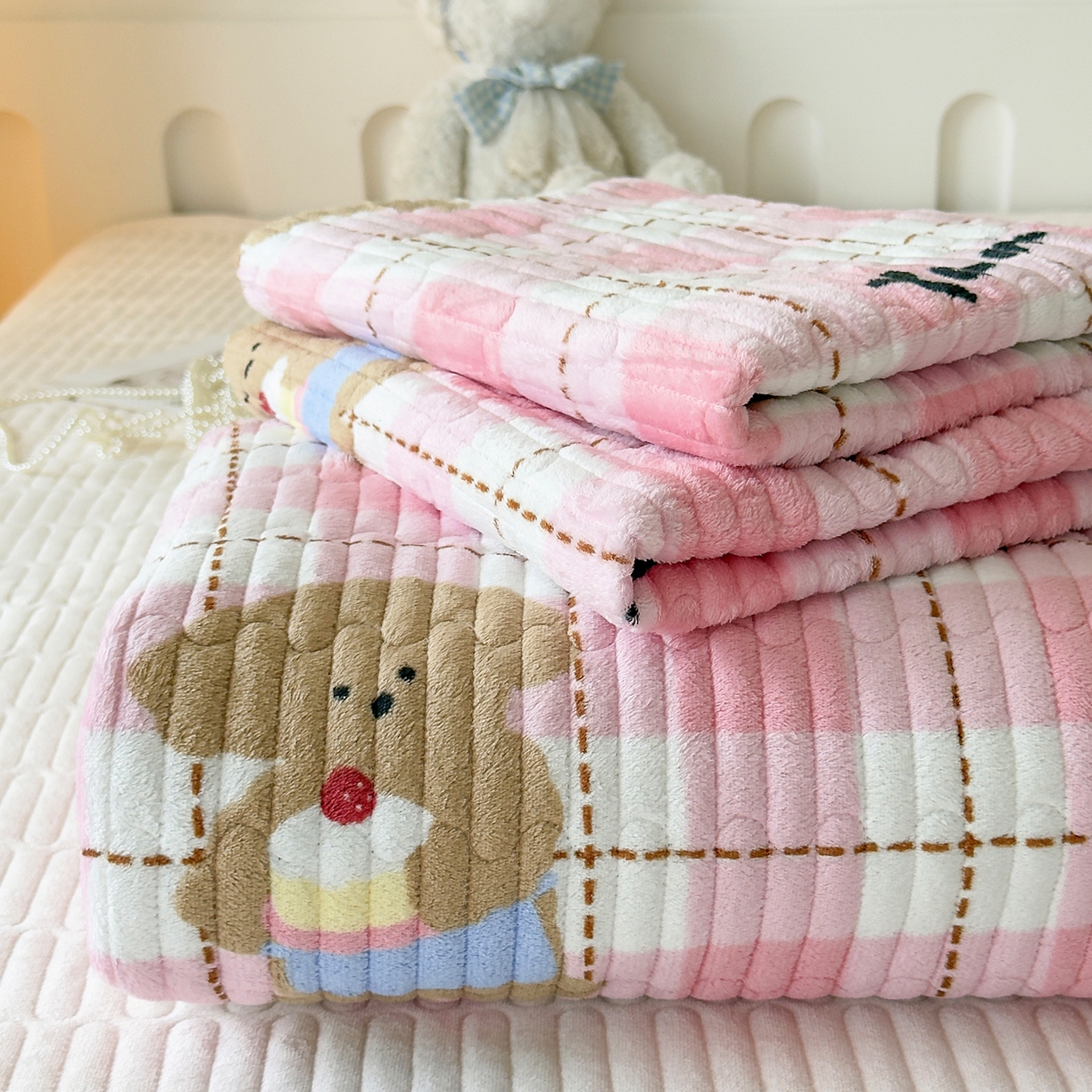 棉乐町家居 2025新款高克重牛奶绒夹棉印花床盖 甜心熊粉