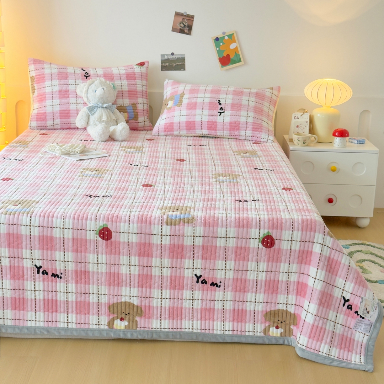 91家纺网 家纺一手货源 找家纺 棉乐町家居 2025新款高克重牛奶绒夹棉印花床盖 甜心熊粉