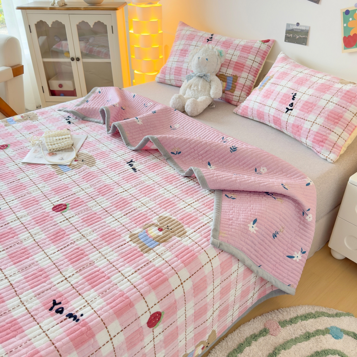 91家纺网 家纺一手货源 找家纺 棉乐町家居 2025新款高克重牛奶绒夹棉印花床盖 甜心熊粉