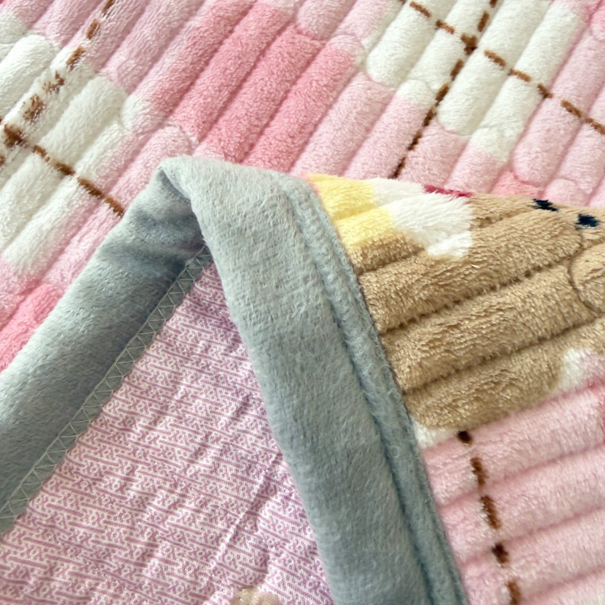 91家纺网 家纺一手货源 找家纺 棉乐町家居 2025新款高克重牛奶绒夹棉印花床盖 甜心熊粉