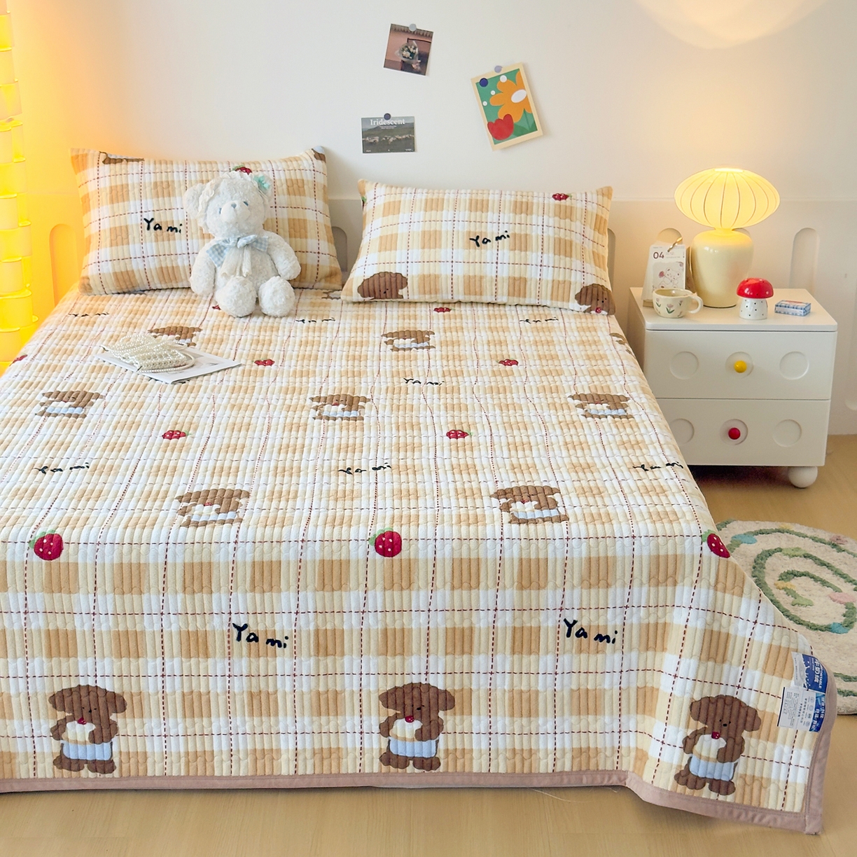 91家纺网 家纺一手货源 找家纺 棉乐町家居 2025新款高克重牛奶绒夹棉印花床盖 甜心熊咖