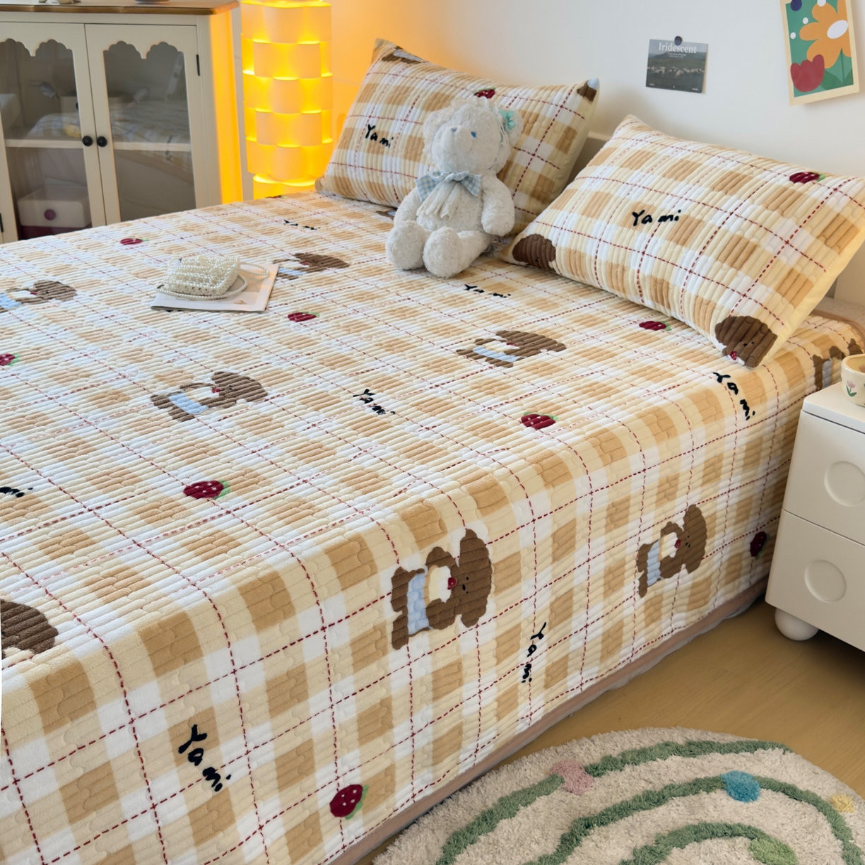 91家纺网 家纺一手货源 找家纺 棉乐町家居 2025新款高克重牛奶绒夹棉印花床盖 甜心熊咖