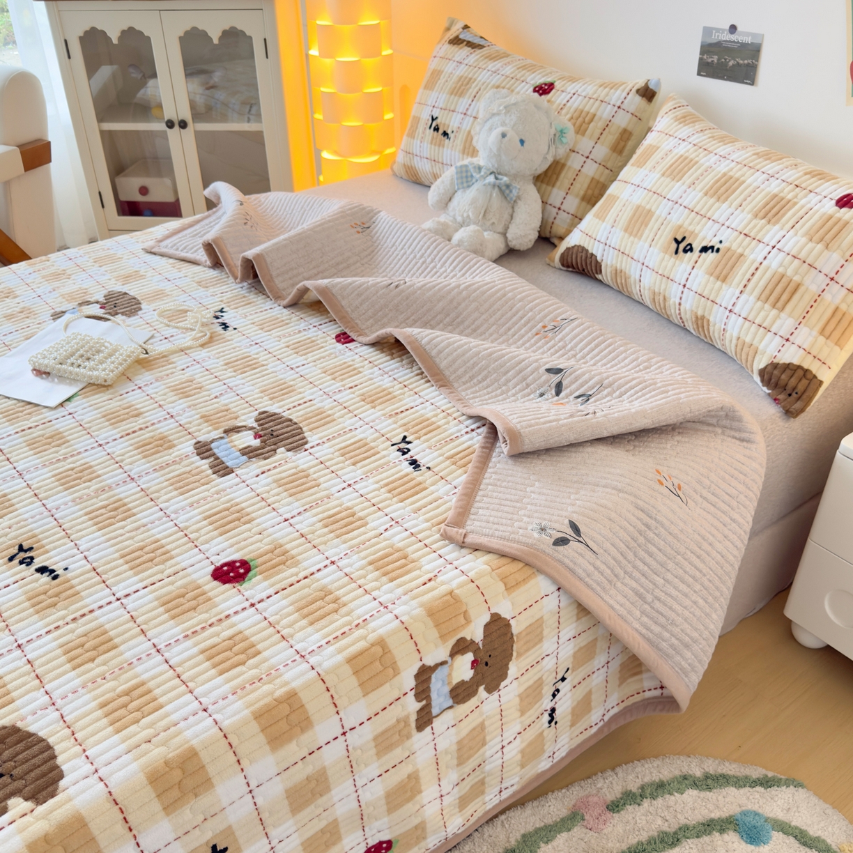 91家纺网 家纺一手货源 找家纺 棉乐町家居 2025新款高克重牛奶绒夹棉印花床盖 甜心熊咖