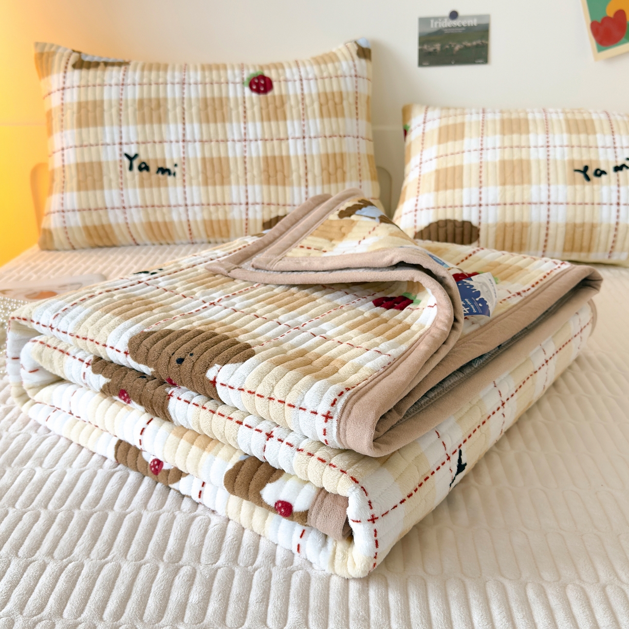 91家纺网 家纺一手货源 找家纺 棉乐町家居 2025新款高克重牛奶绒夹棉印花床盖 甜心熊咖