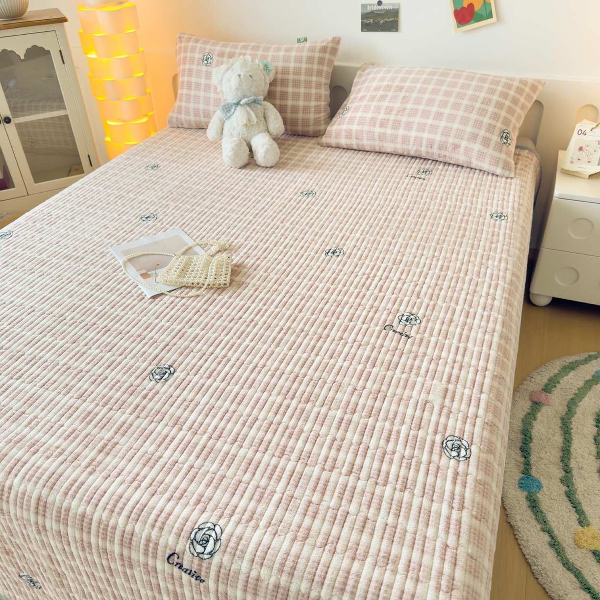 91家纺网 家纺一手货源 找家纺 棉乐町家居 2025新款高克重牛奶绒夹棉印花床盖 小资生活